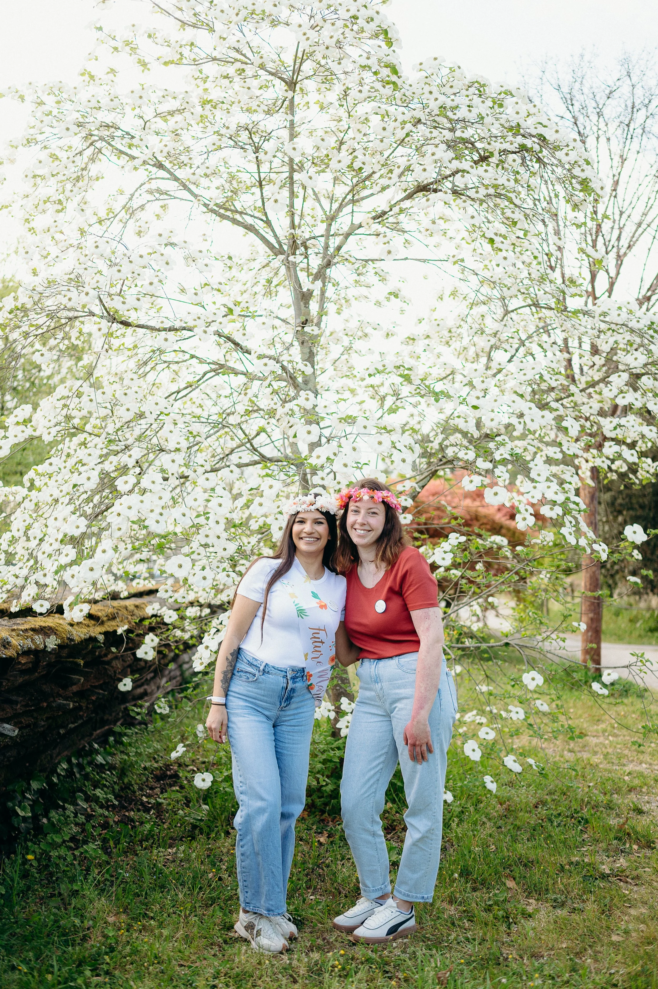 Shooting photo EVJF à Bordeaux avec la mariée entourée de ses amies sous un arbre fleuri