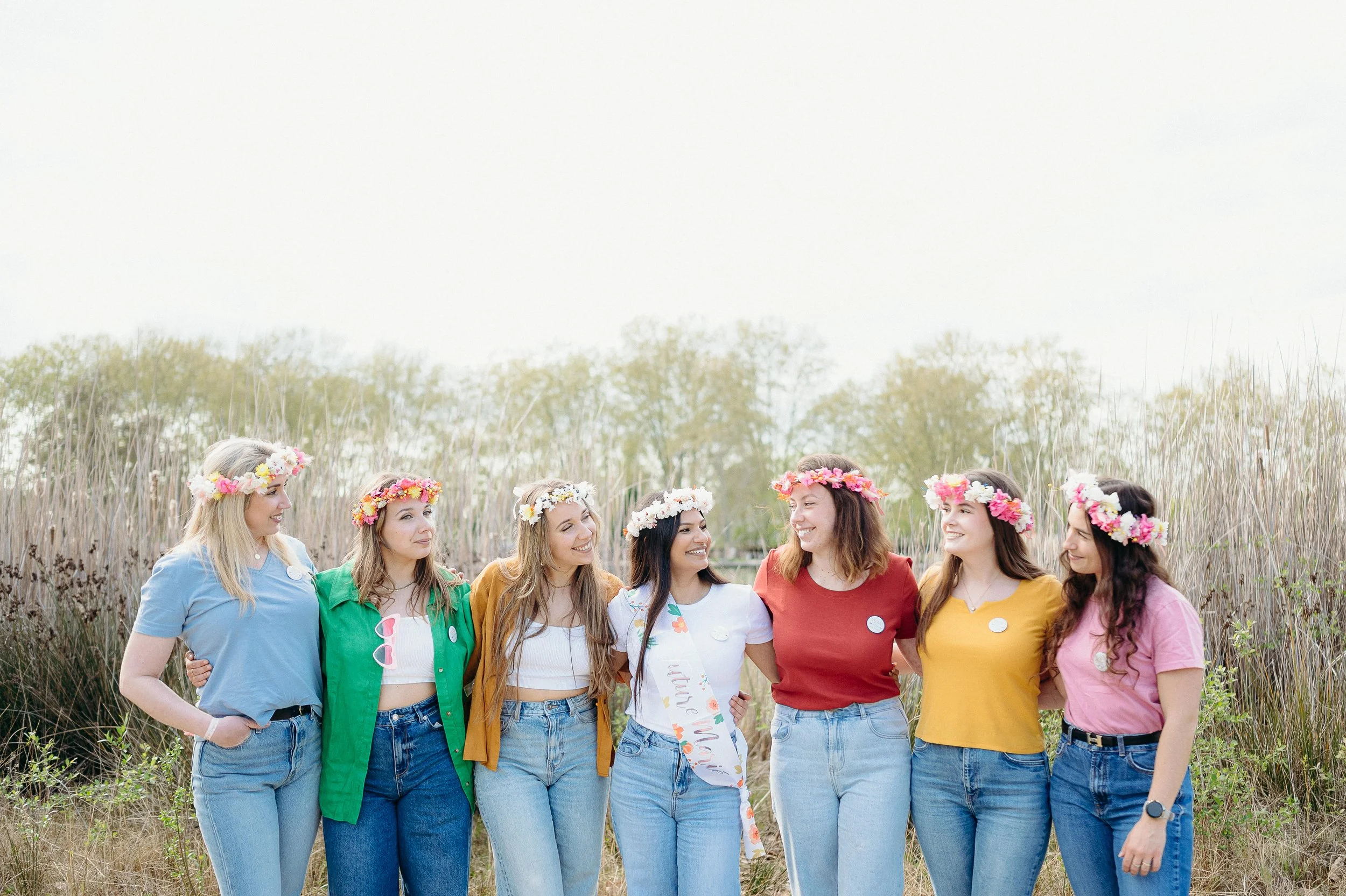 Shooting photo EVJF à Bordeaux illustrant la complicité entre la mariée et ses amies
