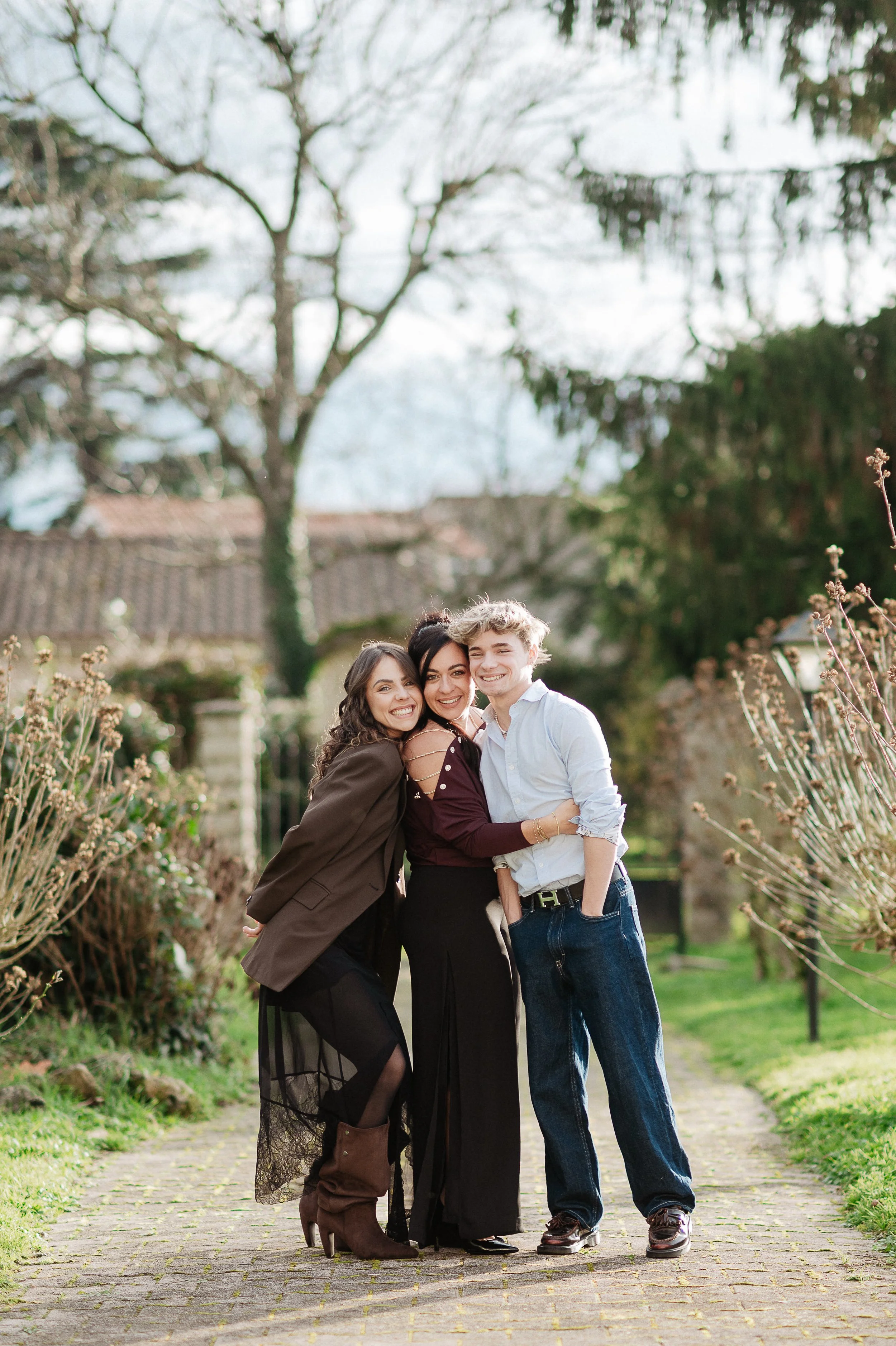 Photos de famille à Bordeaux avec une mère et ses enfants adultes lors d’une séance photo naturelle