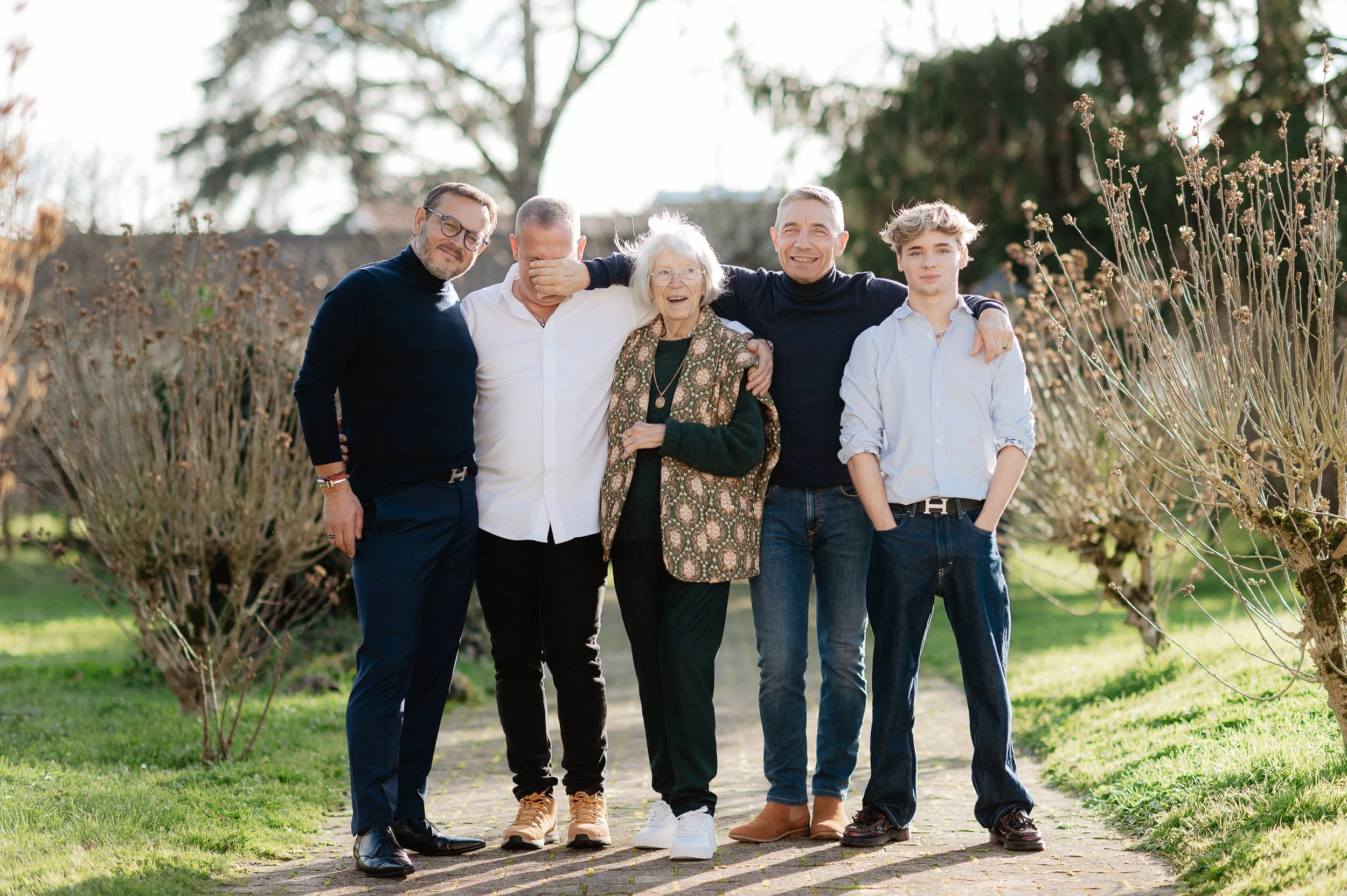 Séance photo famille à Bordeaux avec plusieurs générations réunies dans le jardin familial
