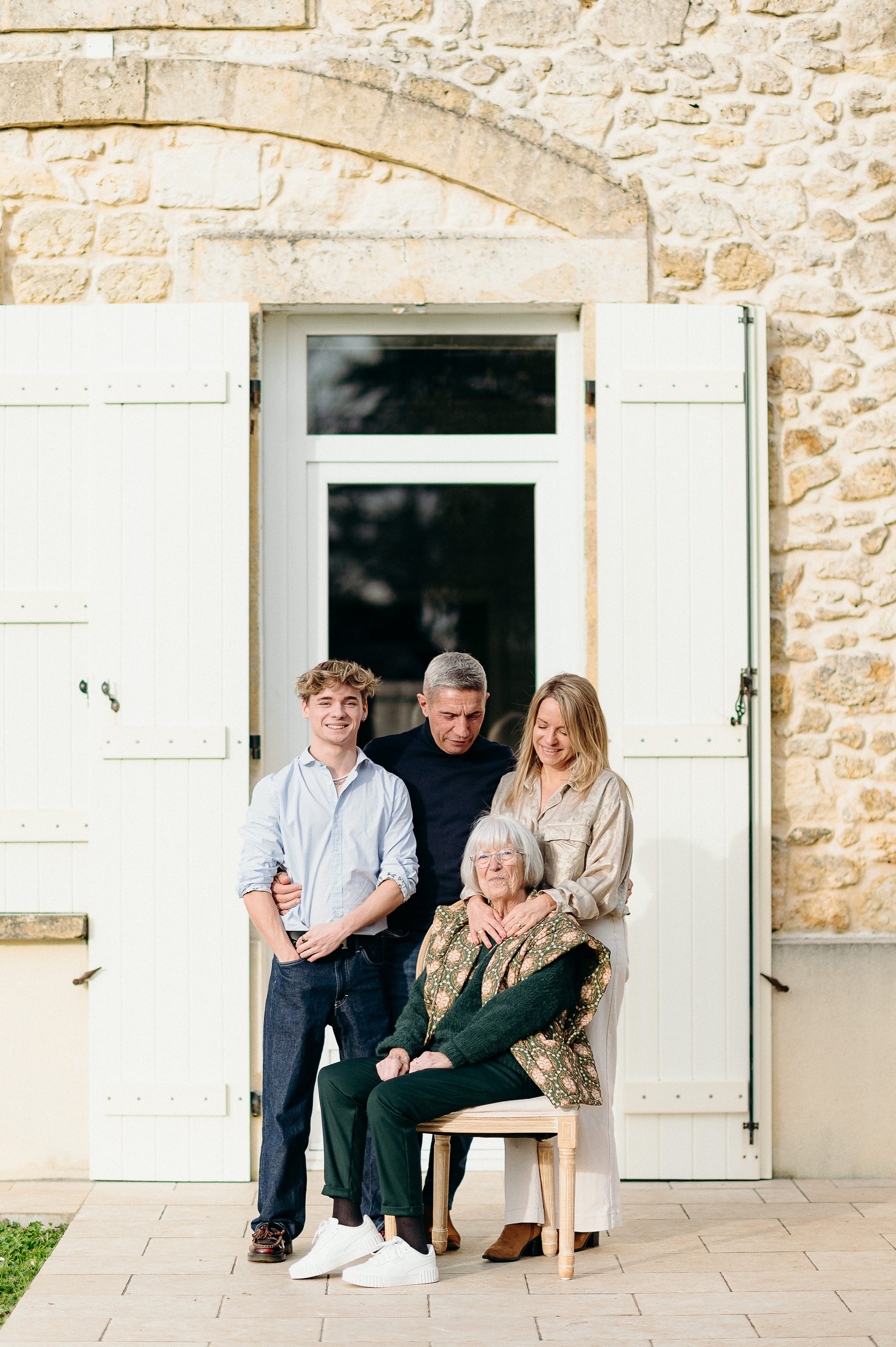 Photos de réunion de famille à Bordeaux avec parents et enfants adultes réunis pour une séance photo naturelle