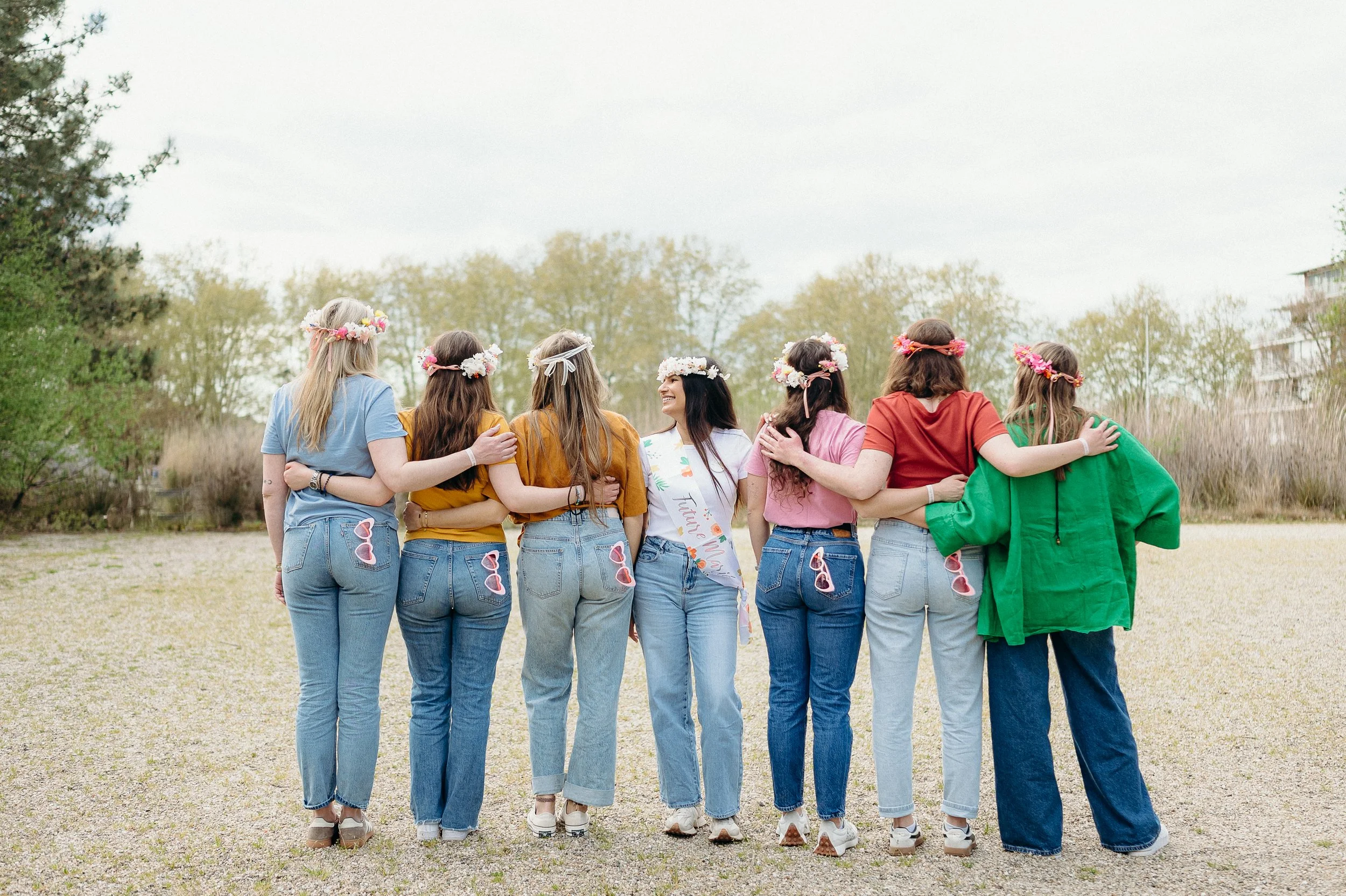 Shooting photo EVJF à Bordeaux mettant en valeur la cohésion et l’amitié entre les participantes