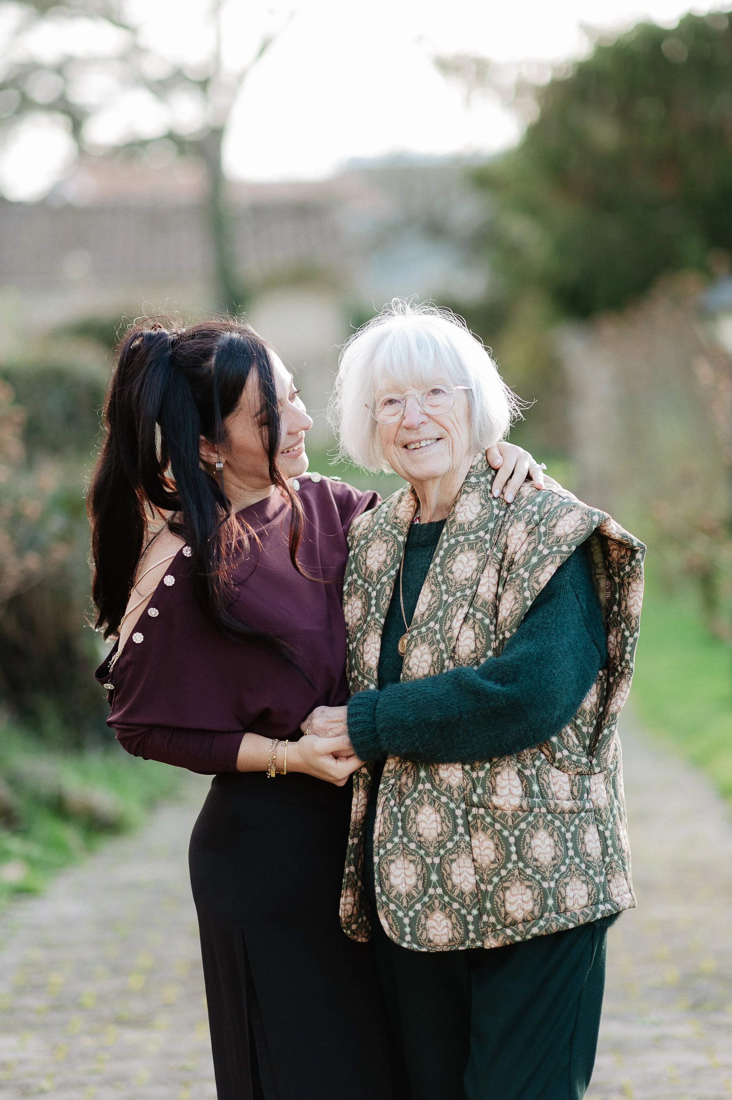 Séance photo famille à Bordeaux avec une grand-mère et sa fille lors d’un moment tendre en extérieur