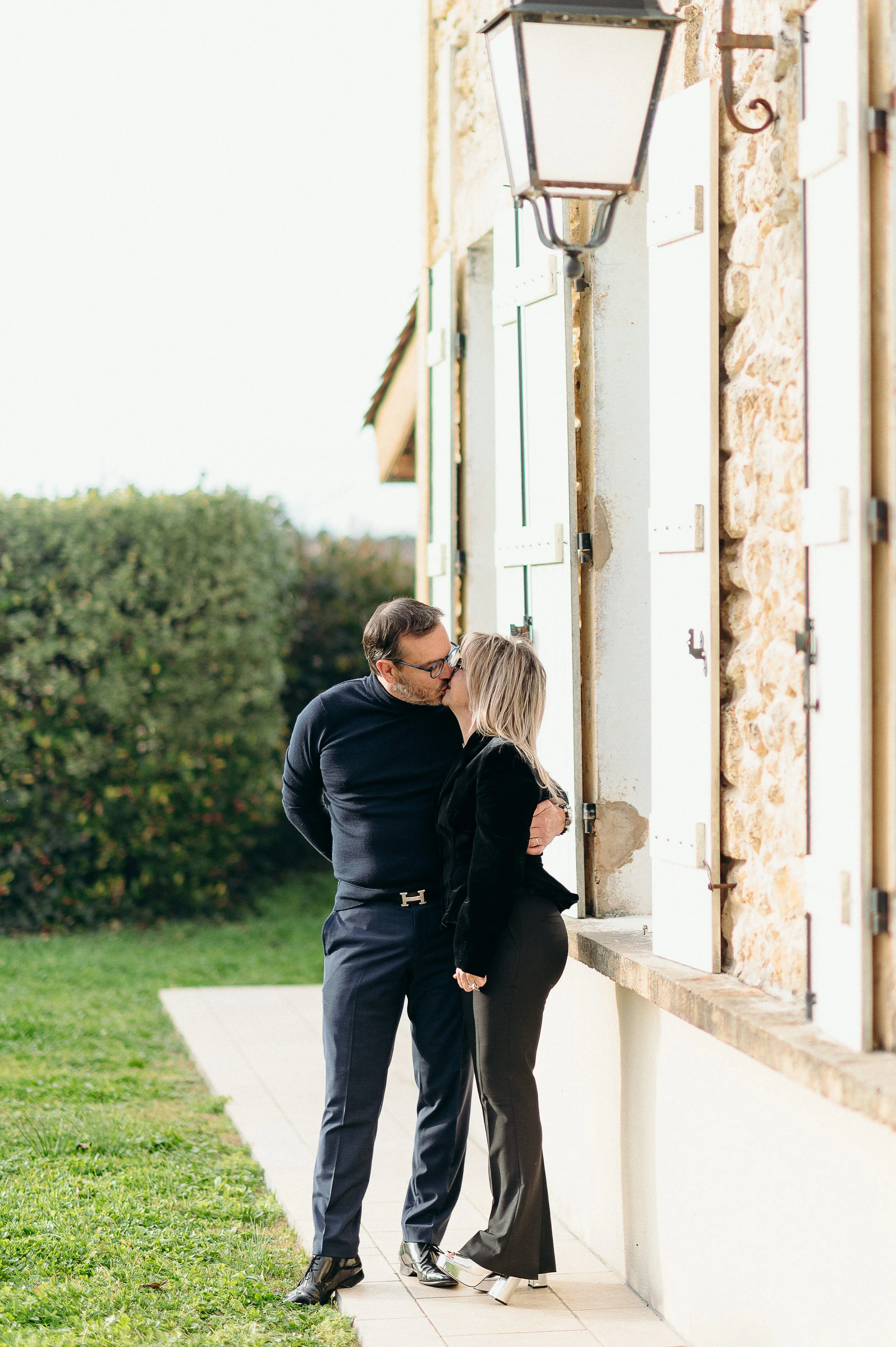 Séance photo famille à Bordeaux montrant un couple adulte posant naturellement devant la maison de famille