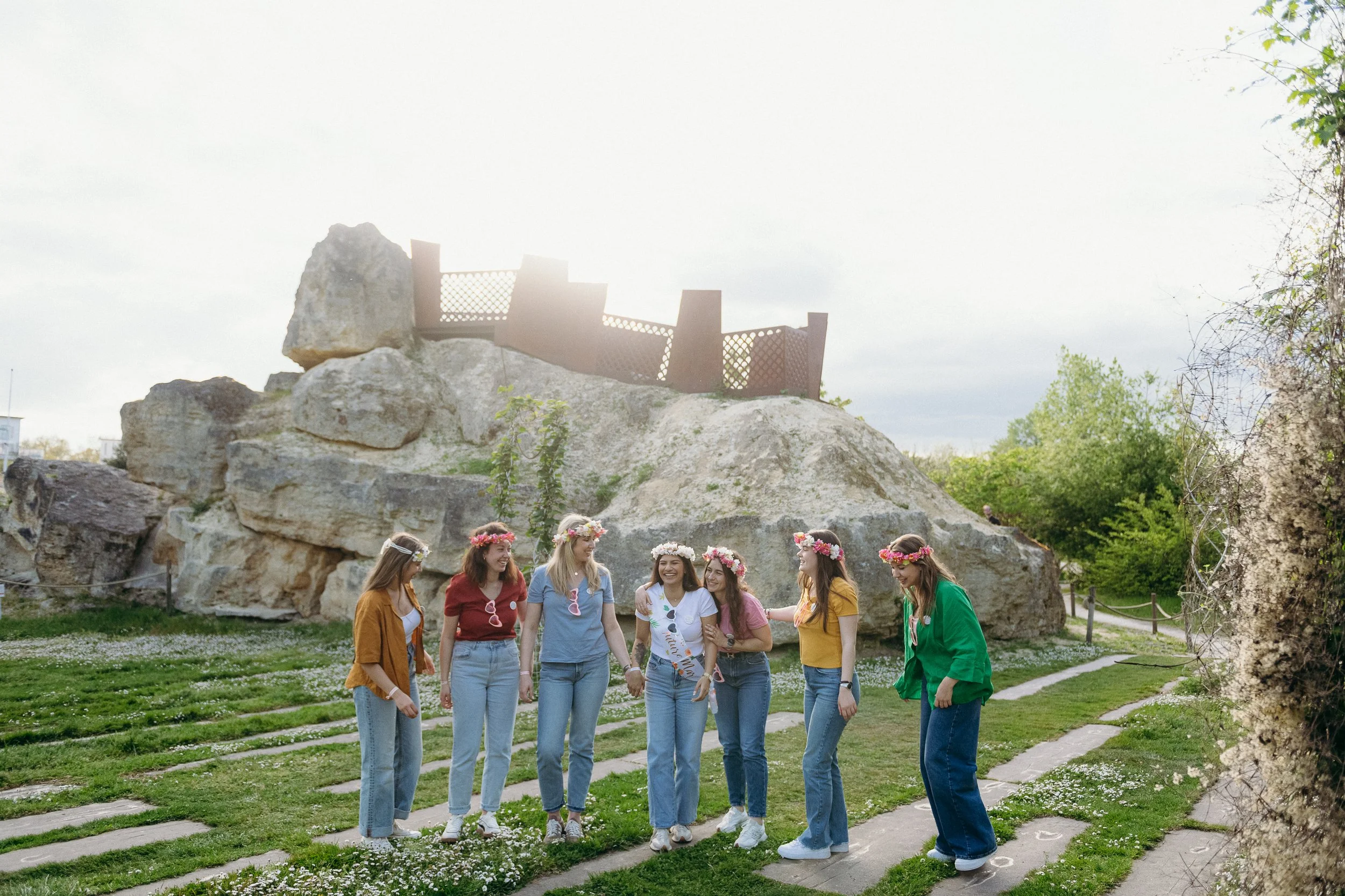 Shooting photo EVJF au jardin botanique de Bordeaux avec un groupe de copines réunies dans un cadre naturel