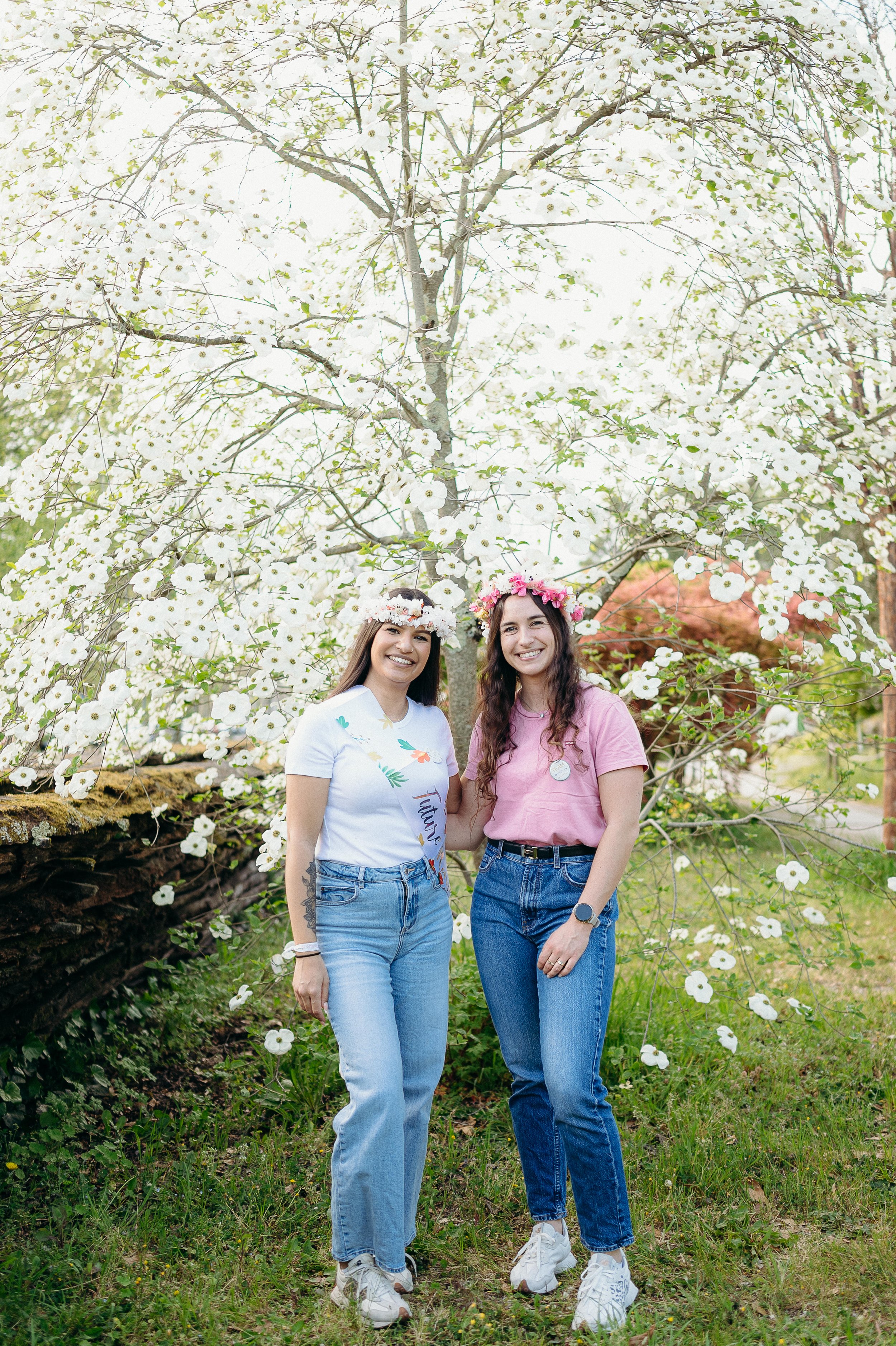 Photos EVJF au jardin botanique de Bordeaux avec deux participantes posant naturellement