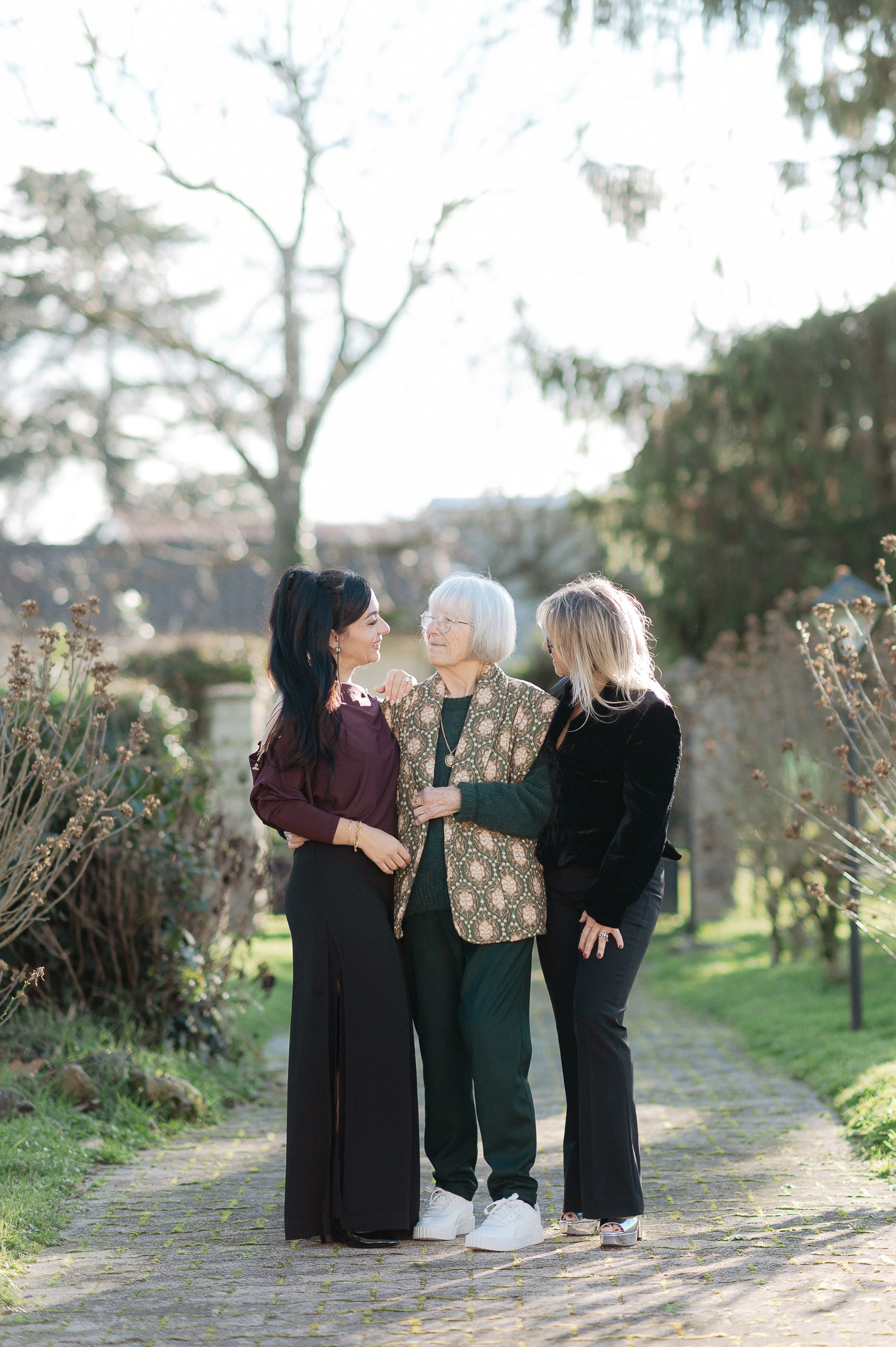 Photos de réunion de famille à Bordeaux avec plusieurs générations réunies dans le jardin
