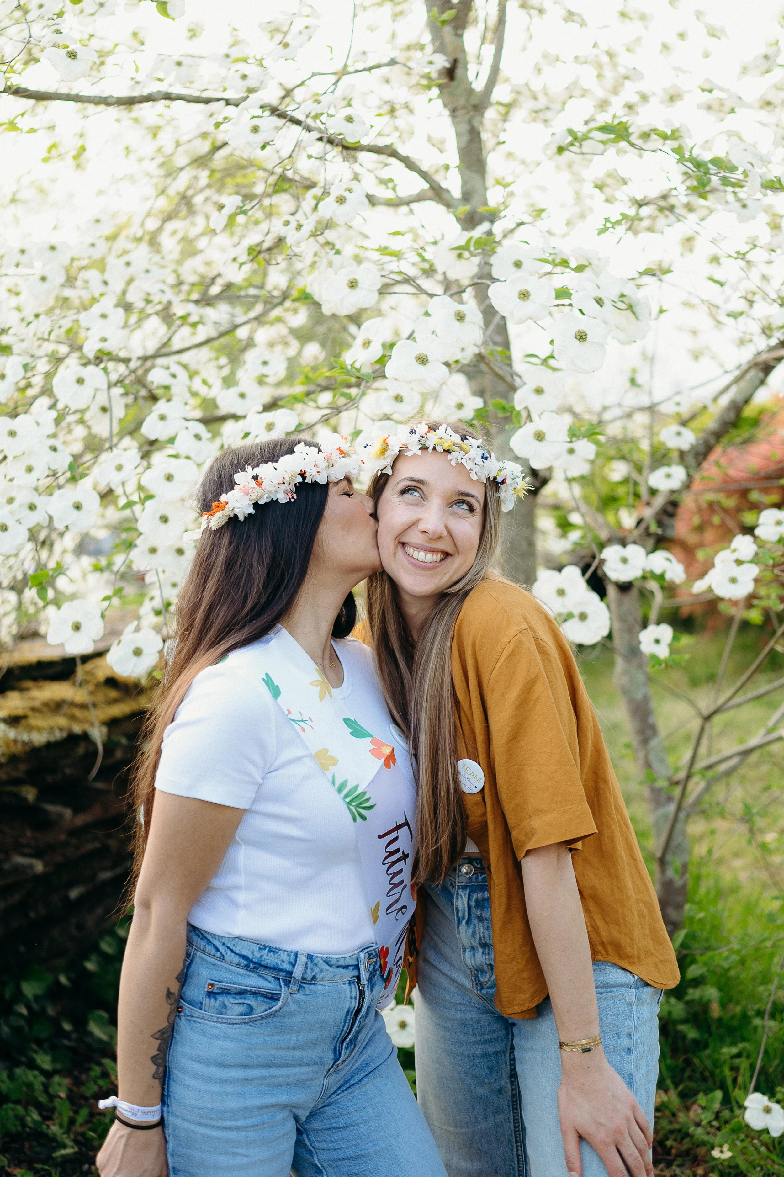 Photos EVJF à Bordeaux sous un arbre en fleurs lors d’une séance photo naturelle et douce