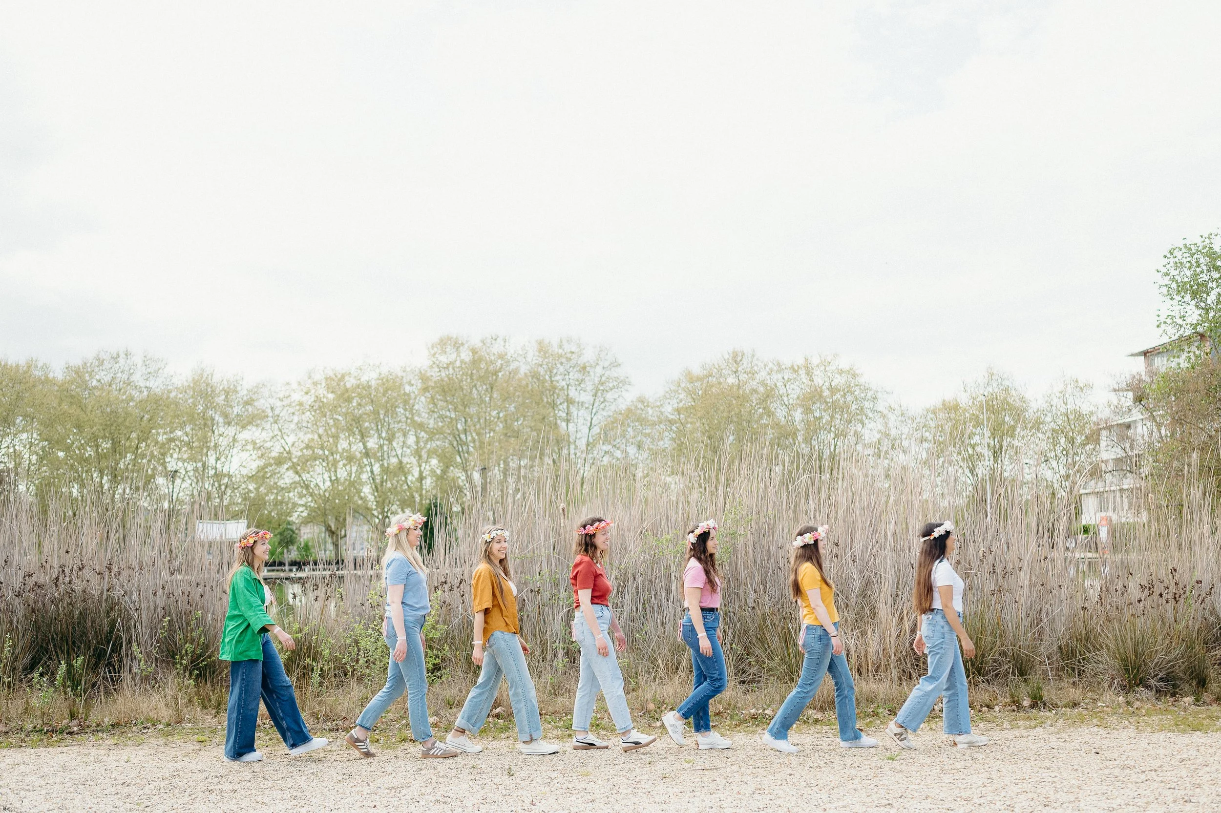 Photos EVJF à Bordeaux montrant un groupe de filles marchant en file dans un cadre naturel