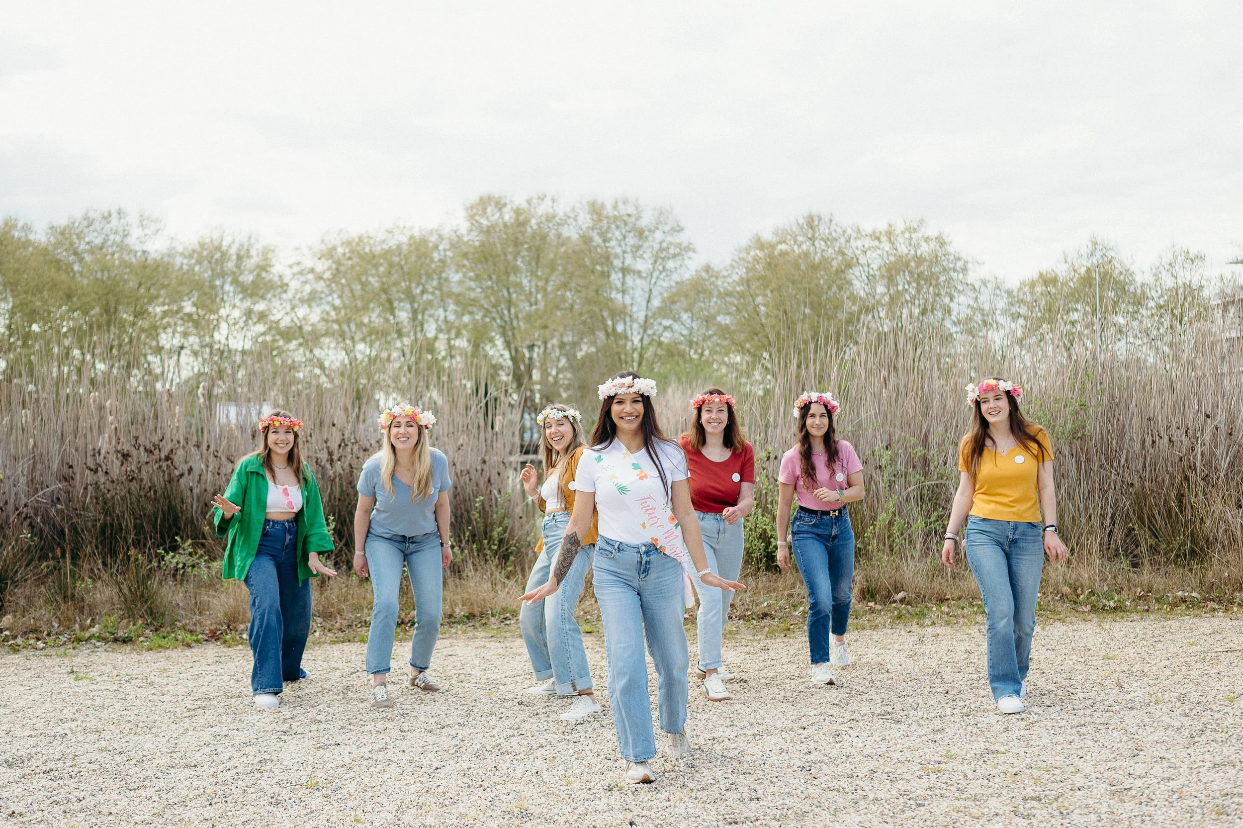 Séance photo EVJF au jardin botanique de Bordeaux avec un groupe de copines en mouvement