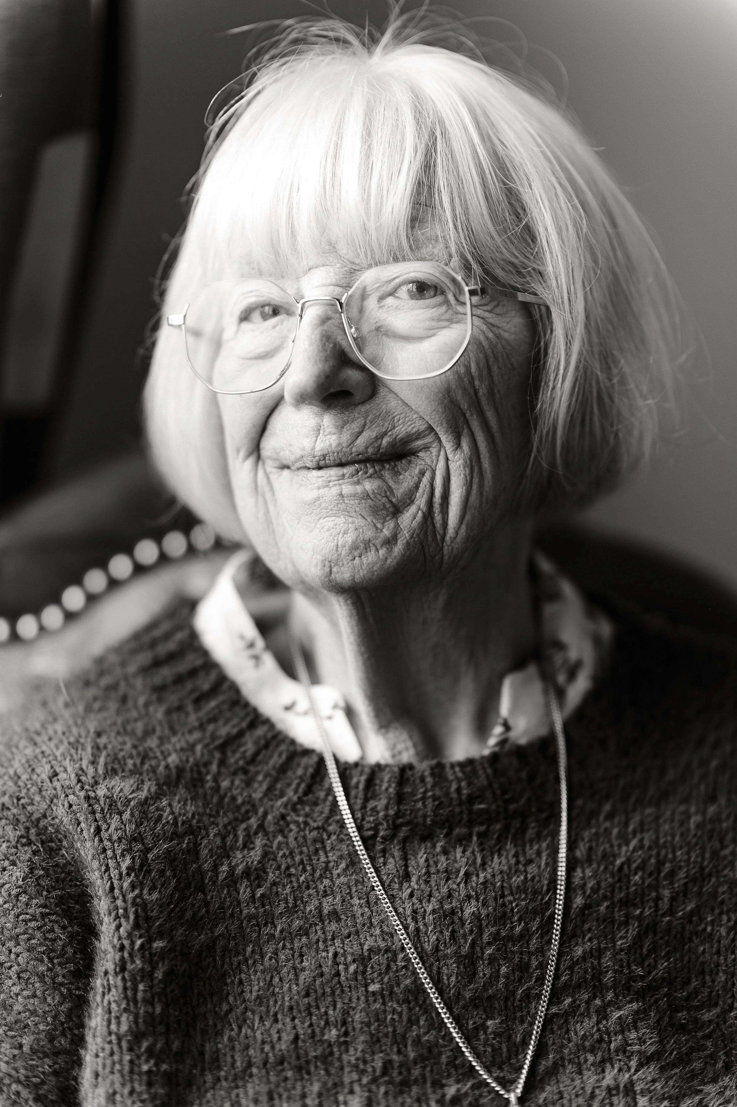 Portrait de grand-mère réalisé lors d’une séance photo famille à Bordeaux, moment doux et lumineux