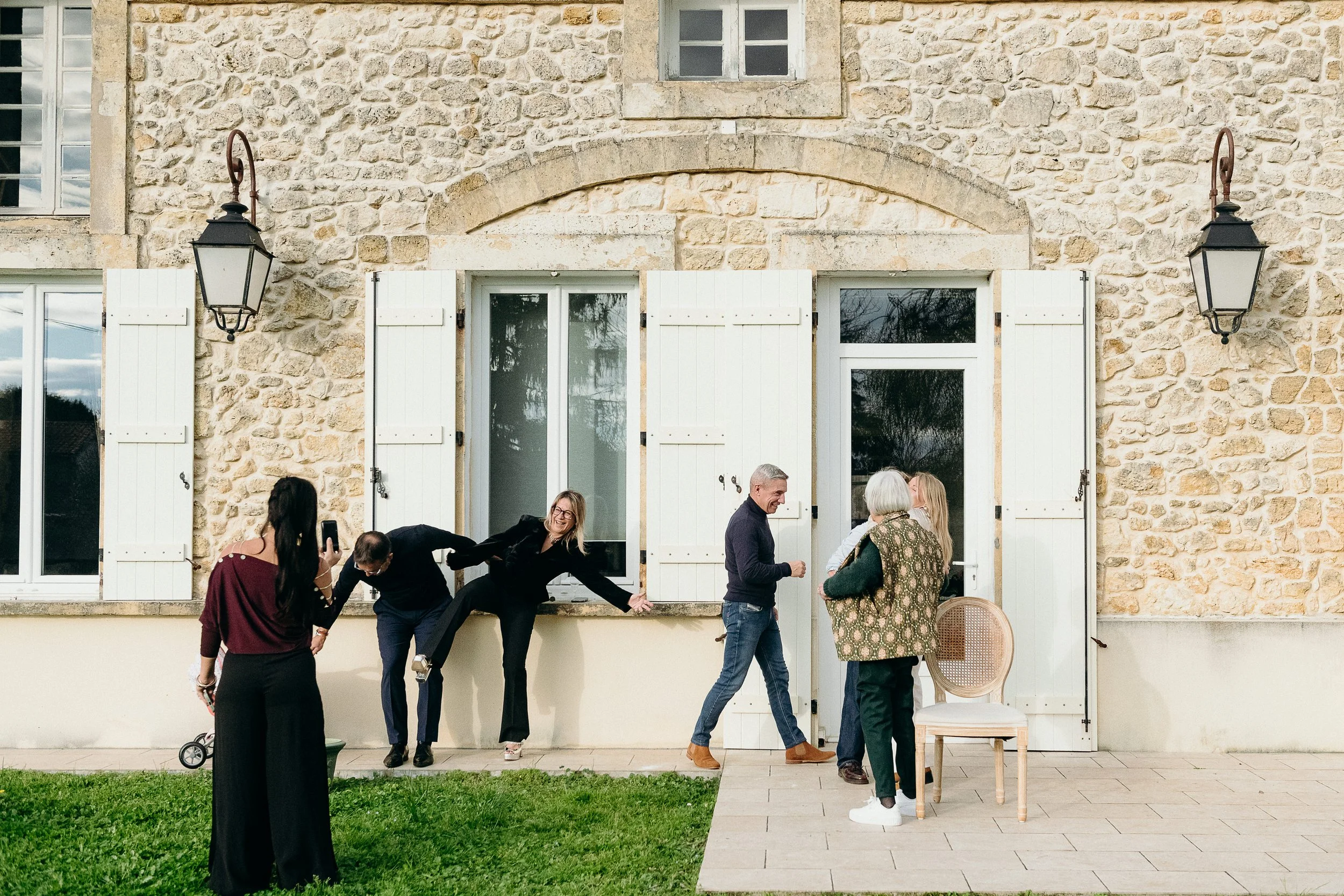 Séance photo famille à Bordeaux montrant l’arrivée des proches devant la maison familiale