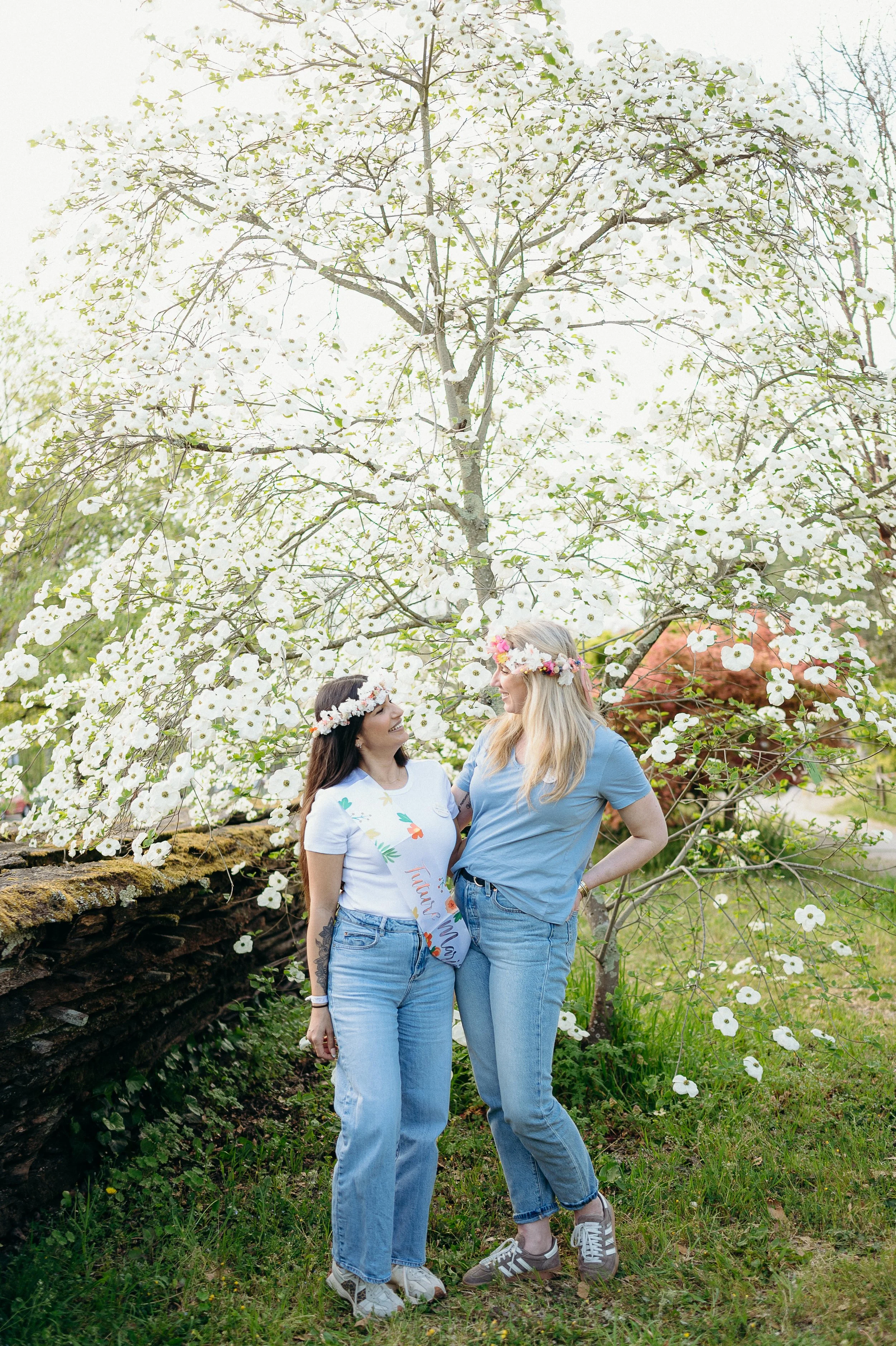 Portrait de deux amies lors d’un shooting photo EVJF à Bordeaux sous les arbres en fleurs