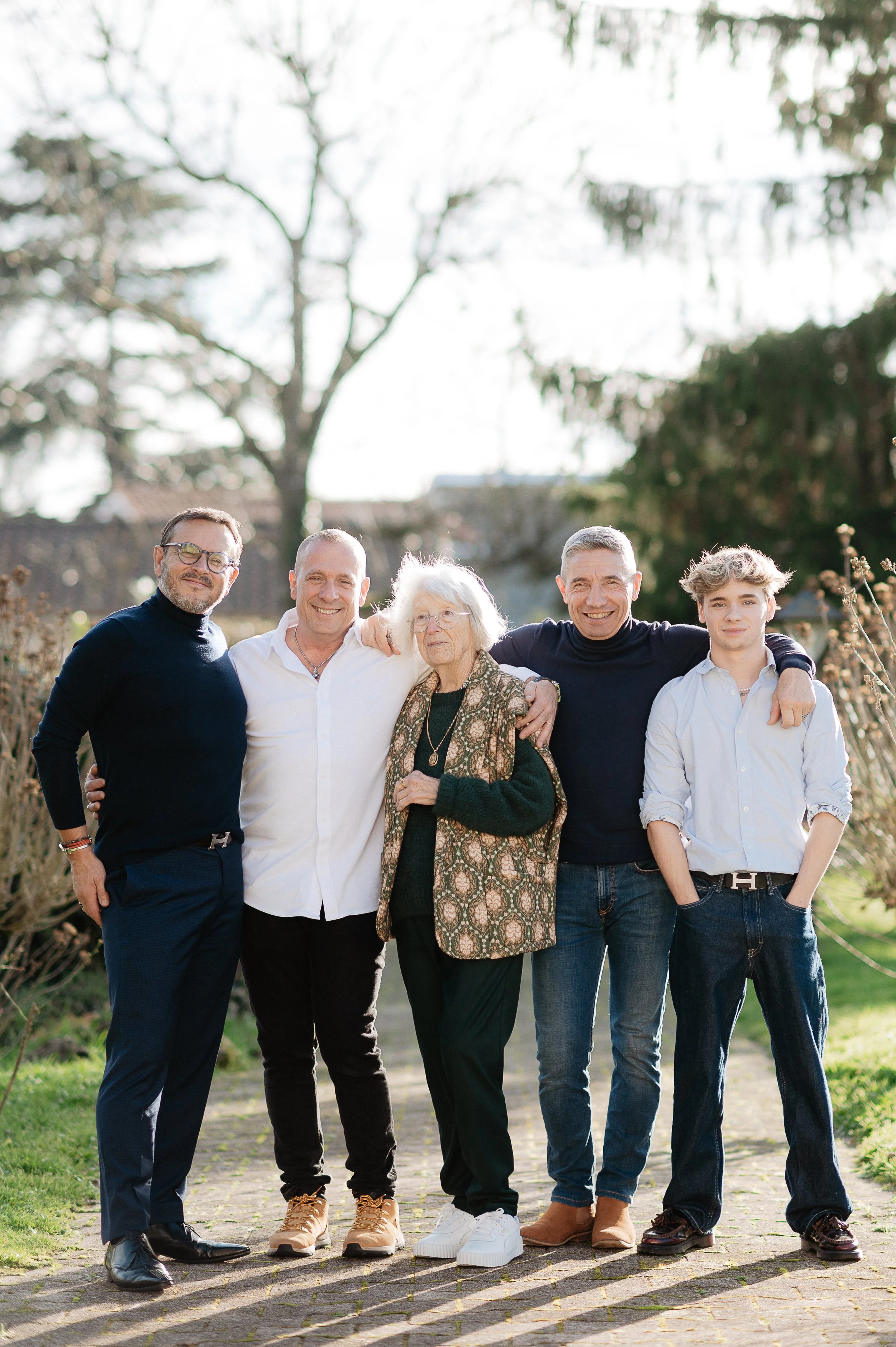 Photographe famille à Bordeaux capturant un groupe familial réuni pour une photo naturelle en extérieur