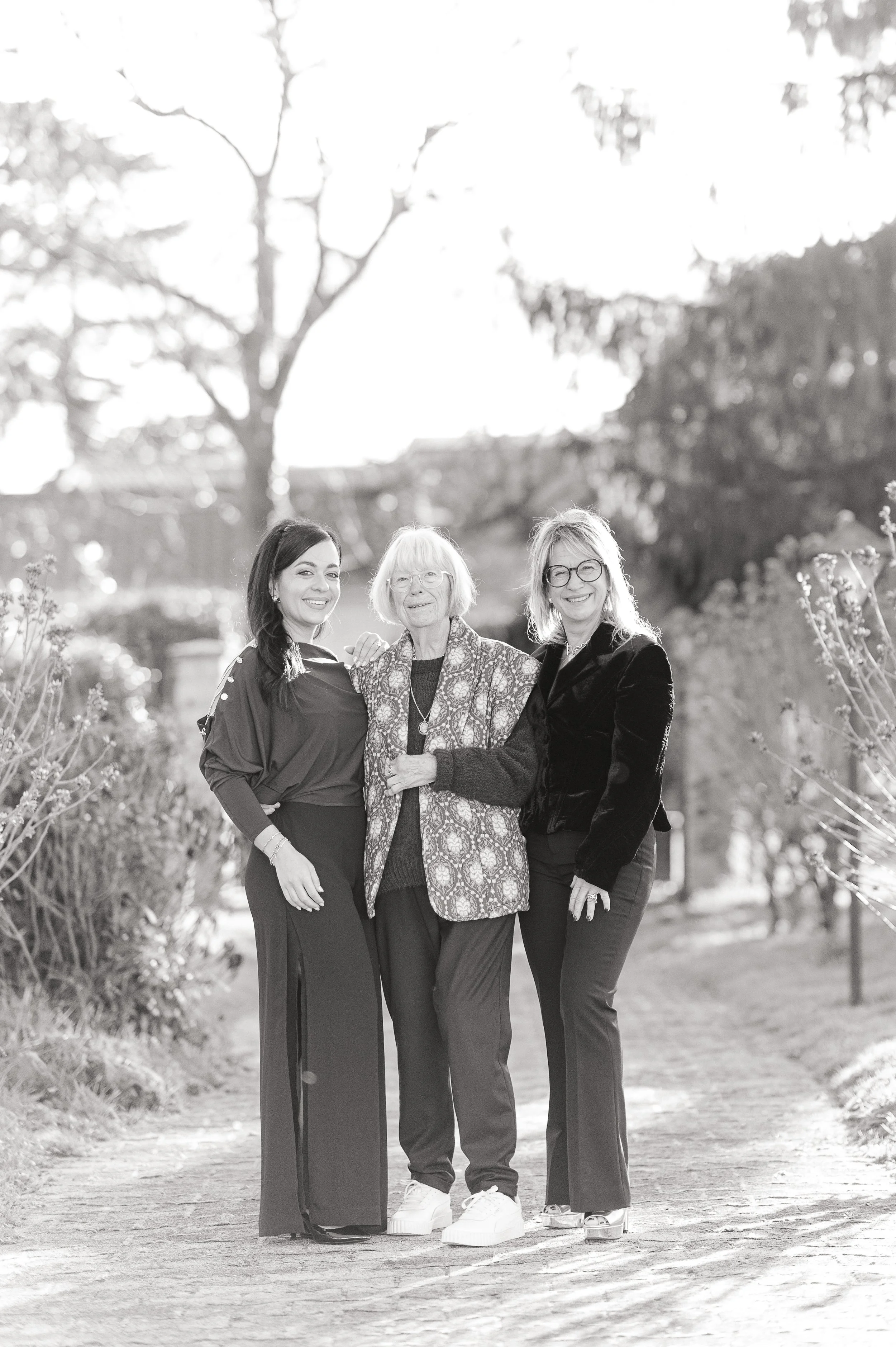 Photos de famille adulte à Bordeaux en noir et blanc avec un groupe intergénérationnel
