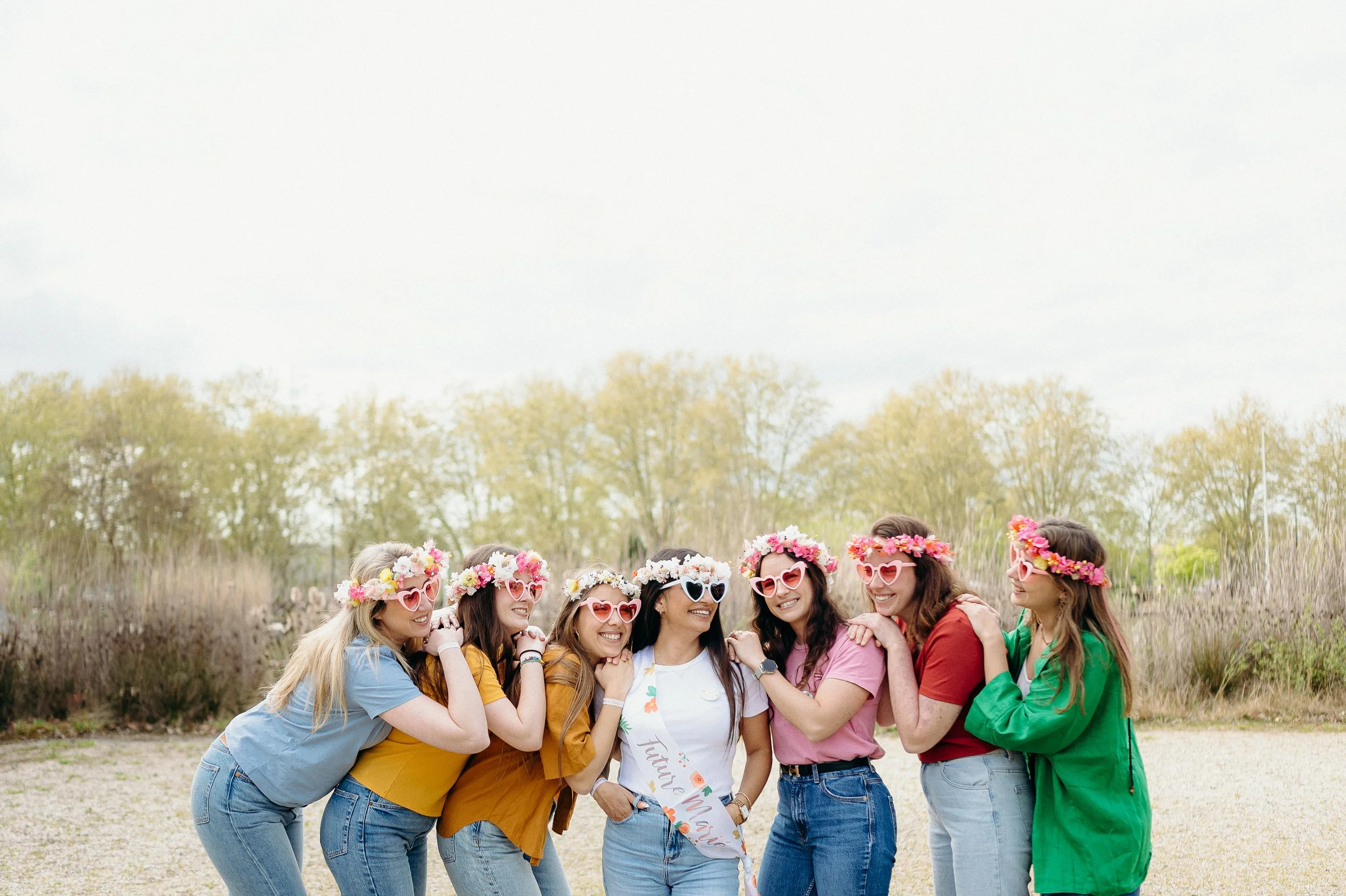 Shooting photo EVJF à Bordeaux montrant des amies réunies autour de la mariée dans une ambiance joyeuse