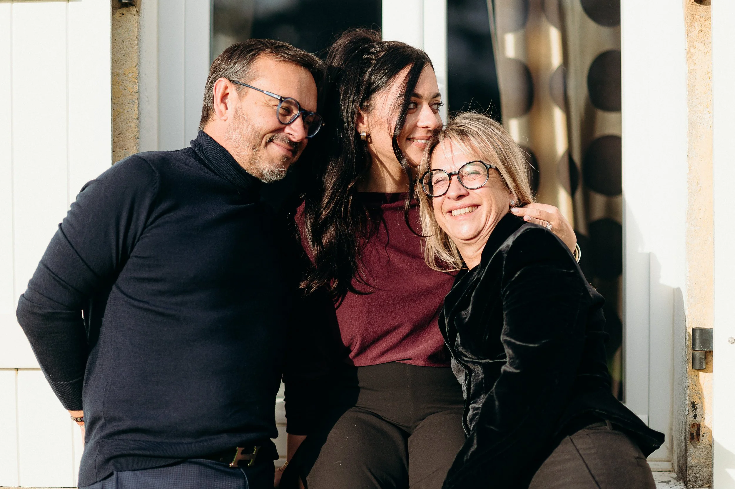 Photos de famille adulte à Bordeaux avec plusieurs générations réunies dans une ambiance chaleureuse en intérieur