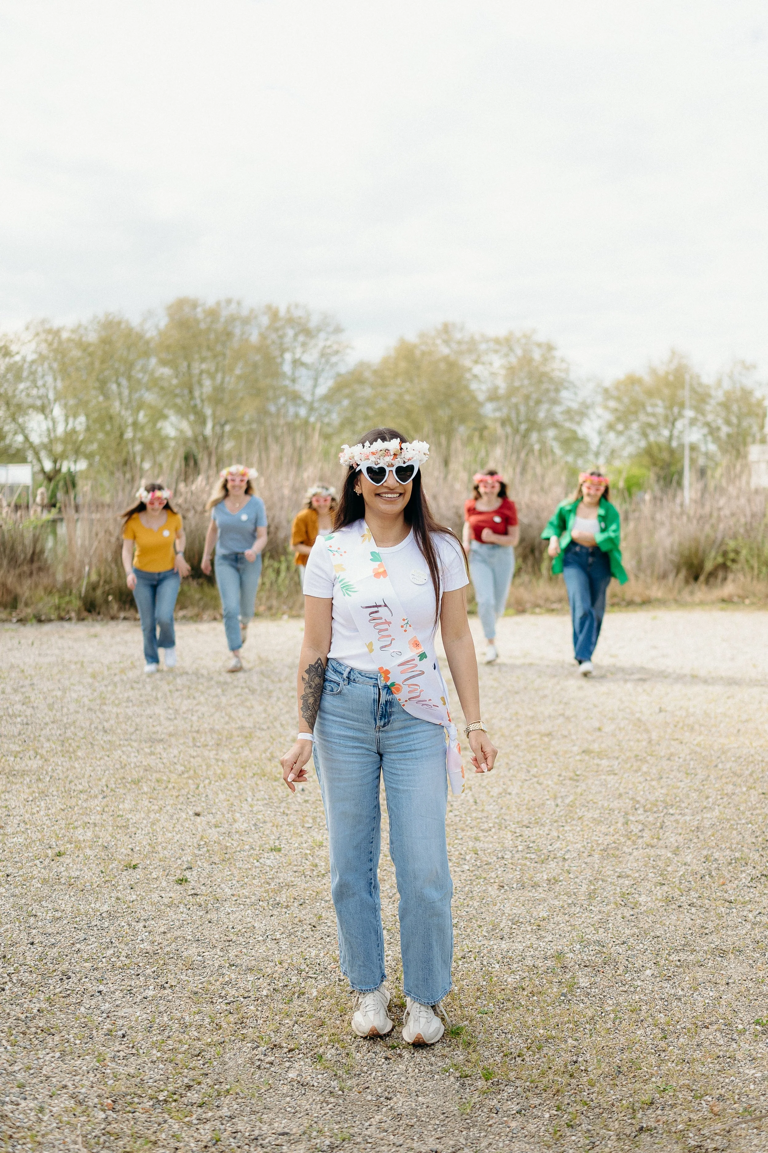 Photographie EVJF à Bordeaux montrant un groupe de filles en mouvement lors d’une séance photo naturelle