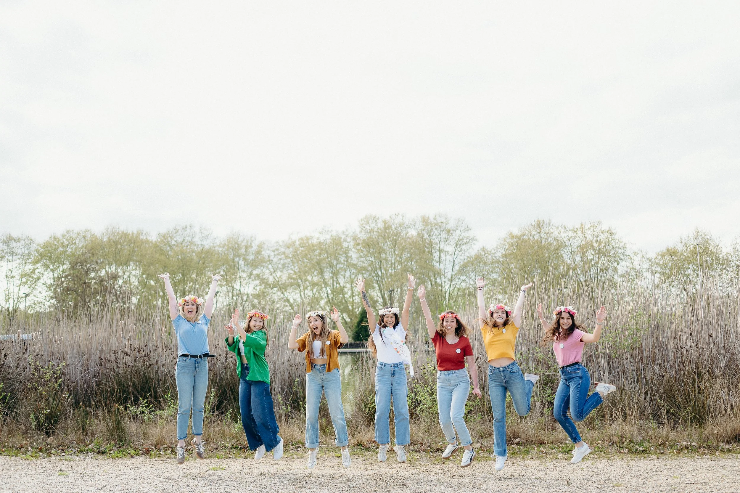 Photos EVJF à Bordeaux avec un groupe d’amies sautant et célébrant l’enterrement de vie de jeune fille