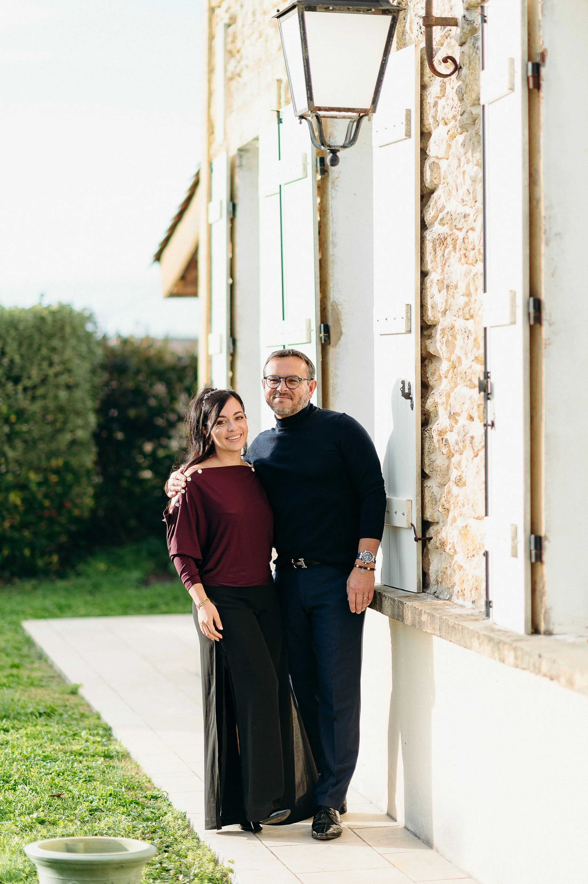 Photographe famille à Bordeaux capturant un portrait naturel d’un couple adulte lors d’une réunion de famille