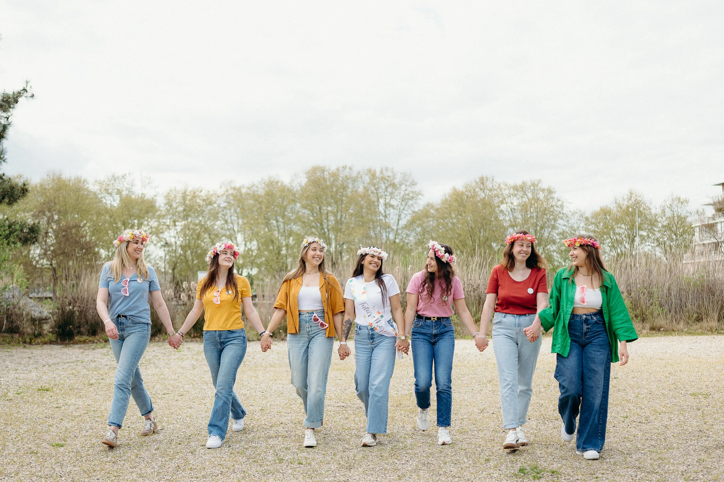Séance photo EVJF au jardin botanique de Bordeaux avec des participantes marchant ensemble détendues