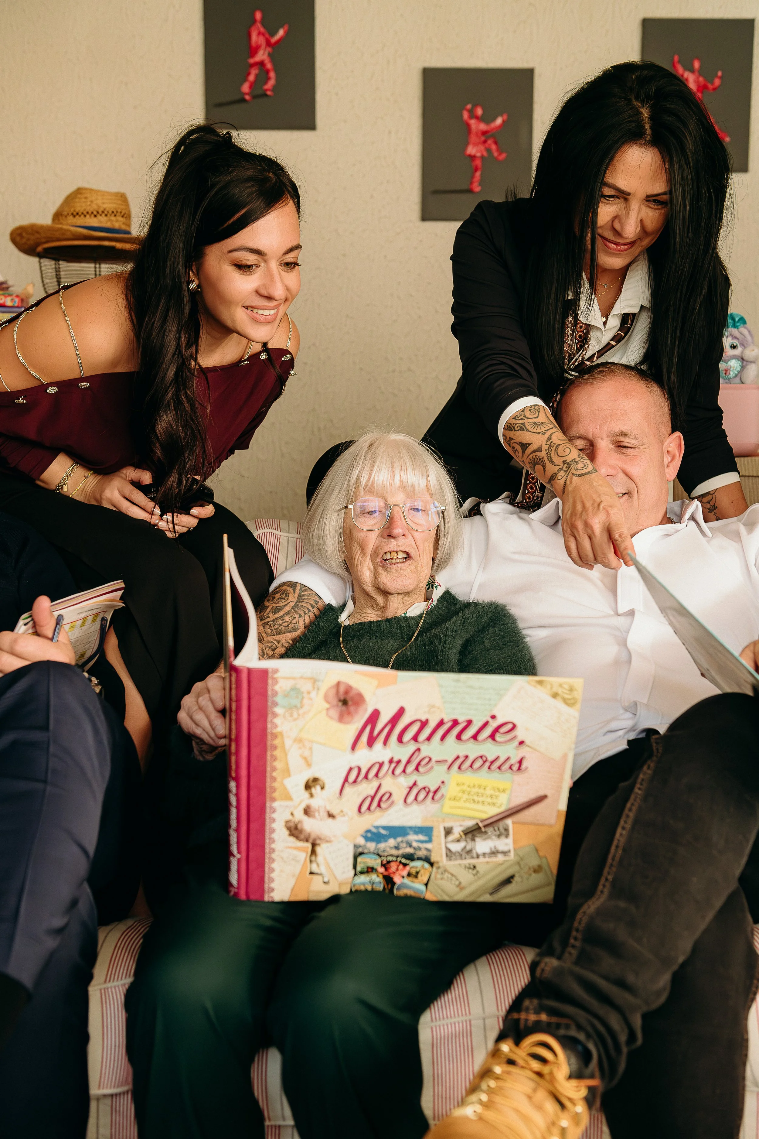 Photos de réunion de famille à Bordeaux avec un moment de partage autour de la grand-mère en intérieur