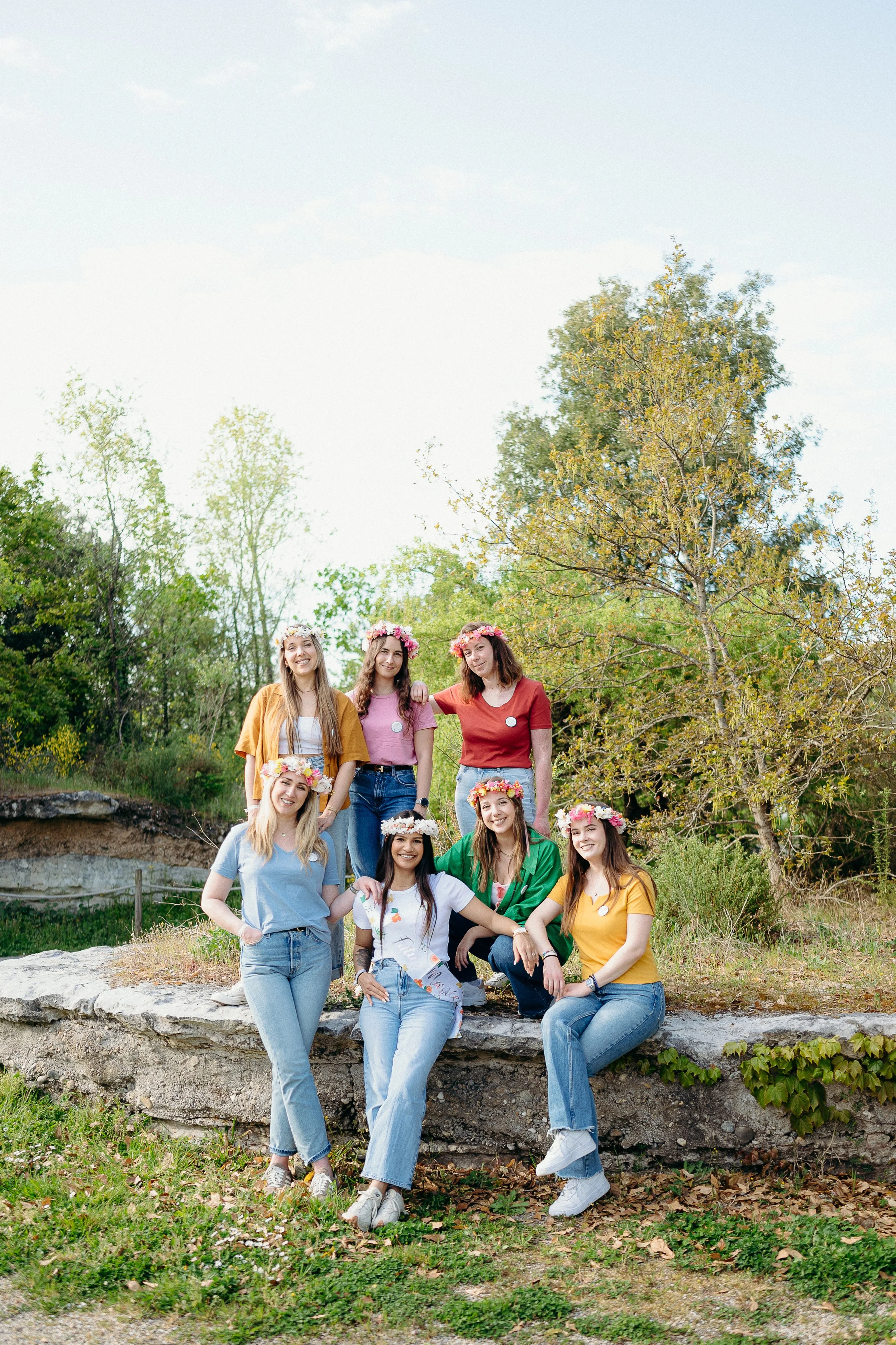 Photos EVJF à Bordeaux avec un groupe de filles posant ensemble dans un cadre verdoyant