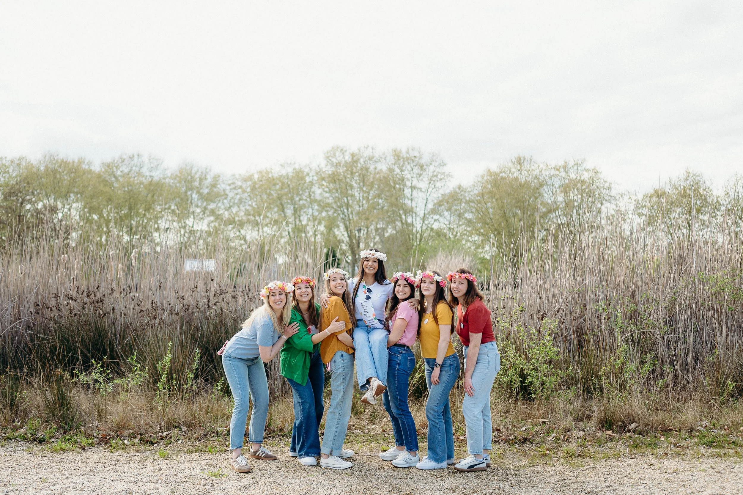 Photographie EVJF à Bordeaux capturant un groupe de filles enlacées lors d’un moment chaleureux