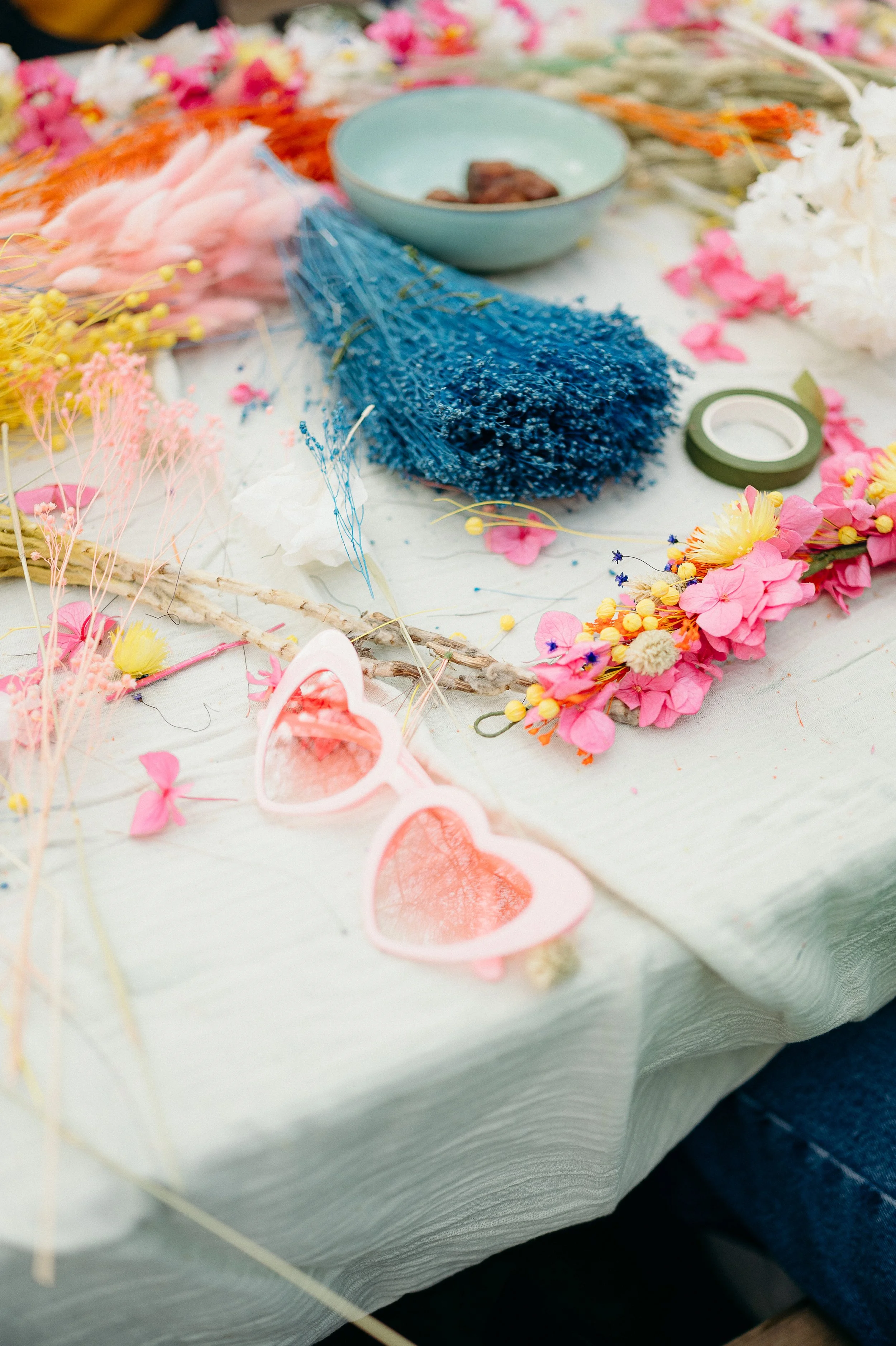 Détails de couronnes de fleurs réalisées lors d’un EVJF à Bordeaux avant une séance photo au jardin botanique