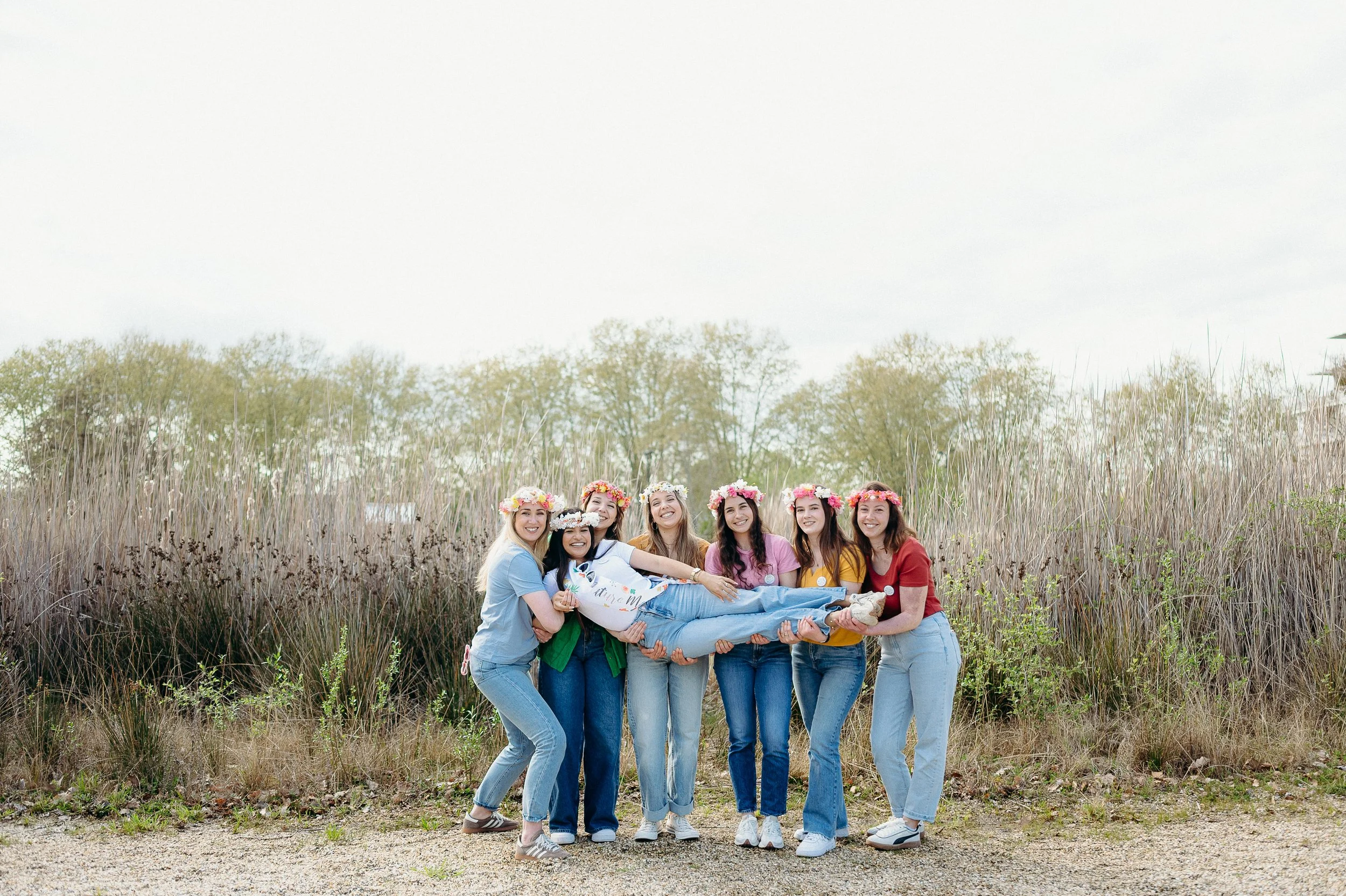 Séance photo EVJF à Bordeaux mettant en valeur la cohésion et l’amitié du groupe