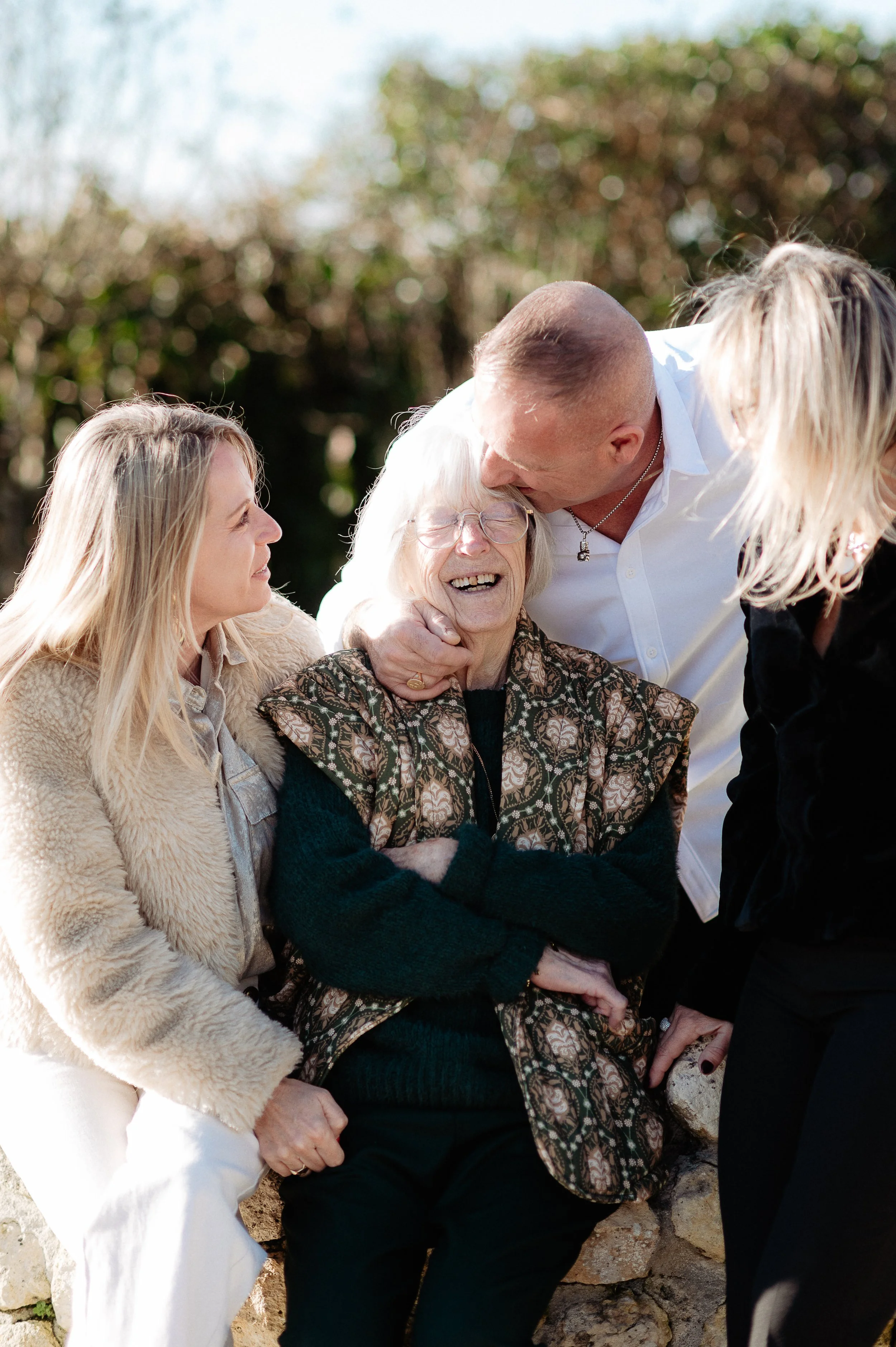 Séance photo famille adulte à Bordeaux montrant la complicité entre une grand-mère et ses enfants