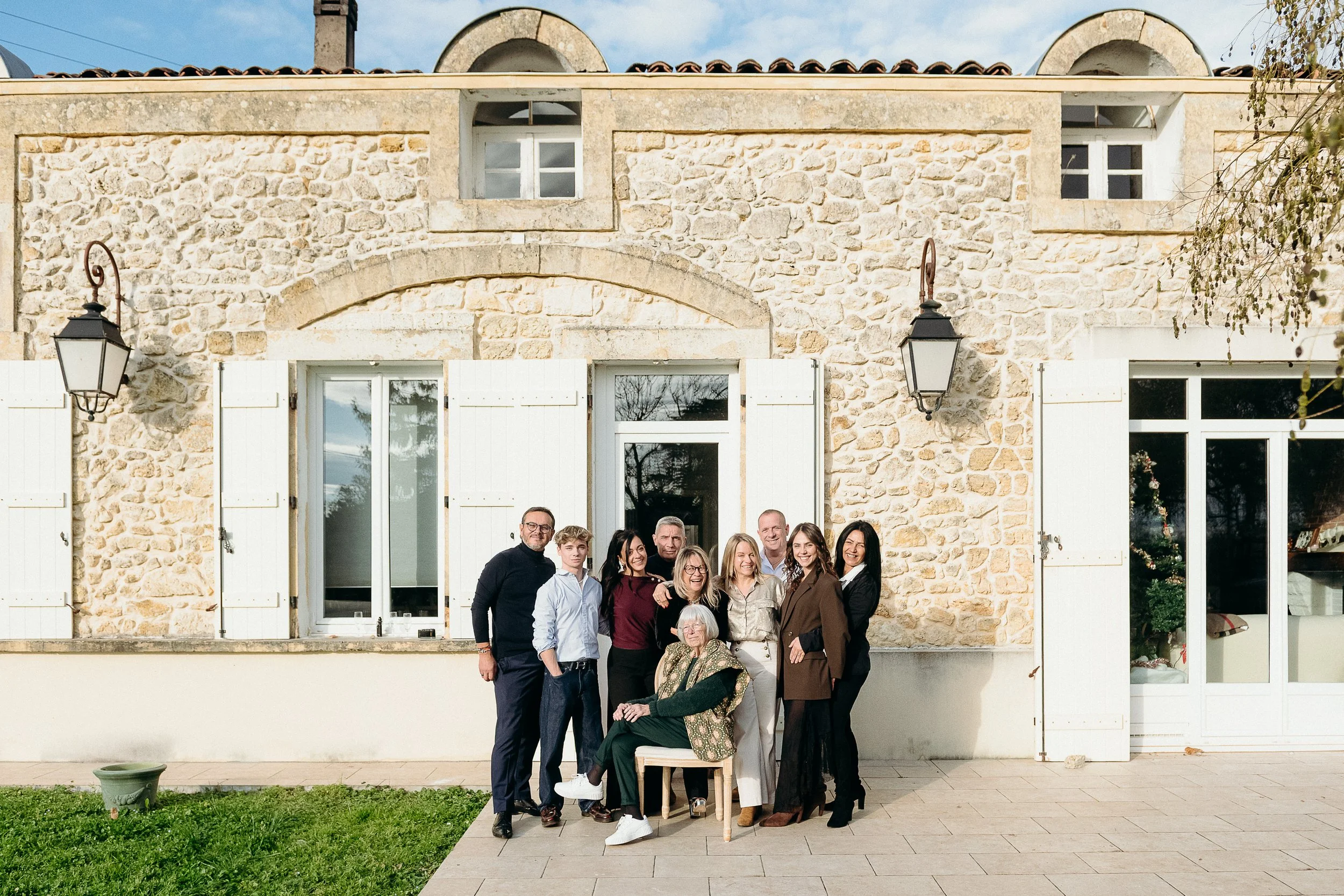 Photos de grande famille à Bordeaux avec un groupe réuni pour une séance photo naturelle et chaleureuse