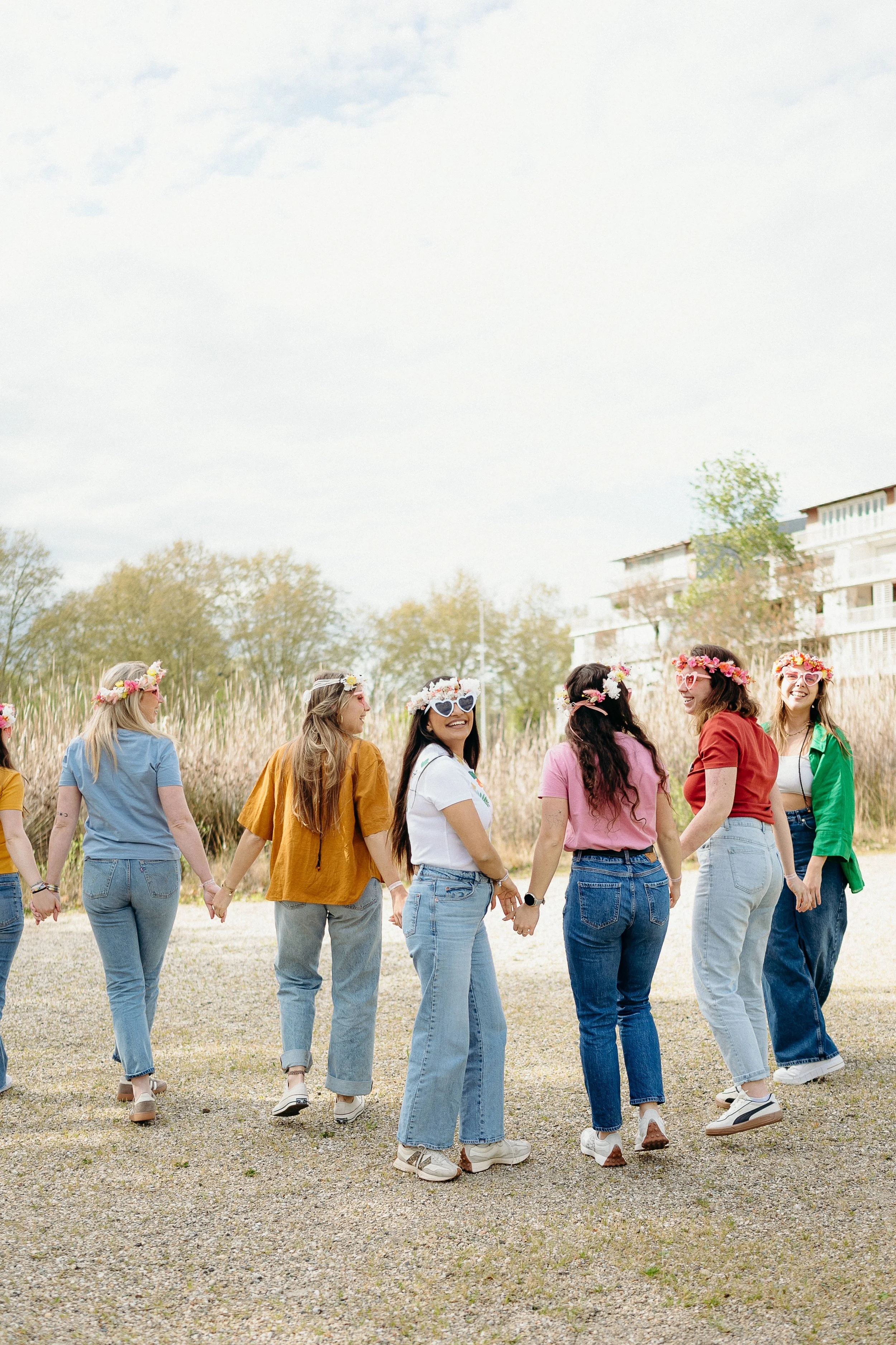 Photographe EVJF à Bordeaux capturant un groupe de filles lors d’un enterrement de vie de jeune fille