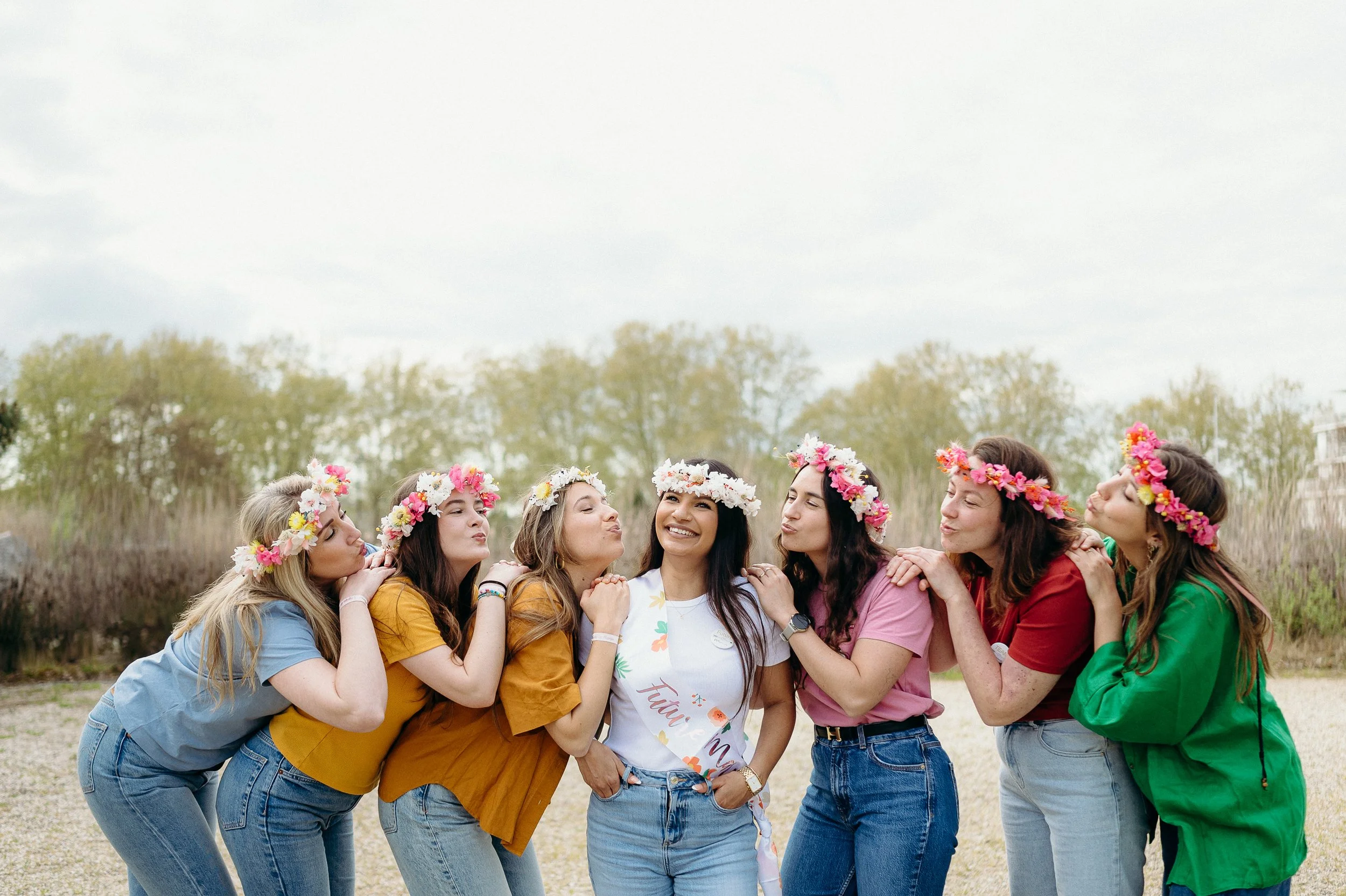 Photos EVJF à Bordeaux avec un groupe de filles souriantes et colorées lors d’une séance photo naturelle