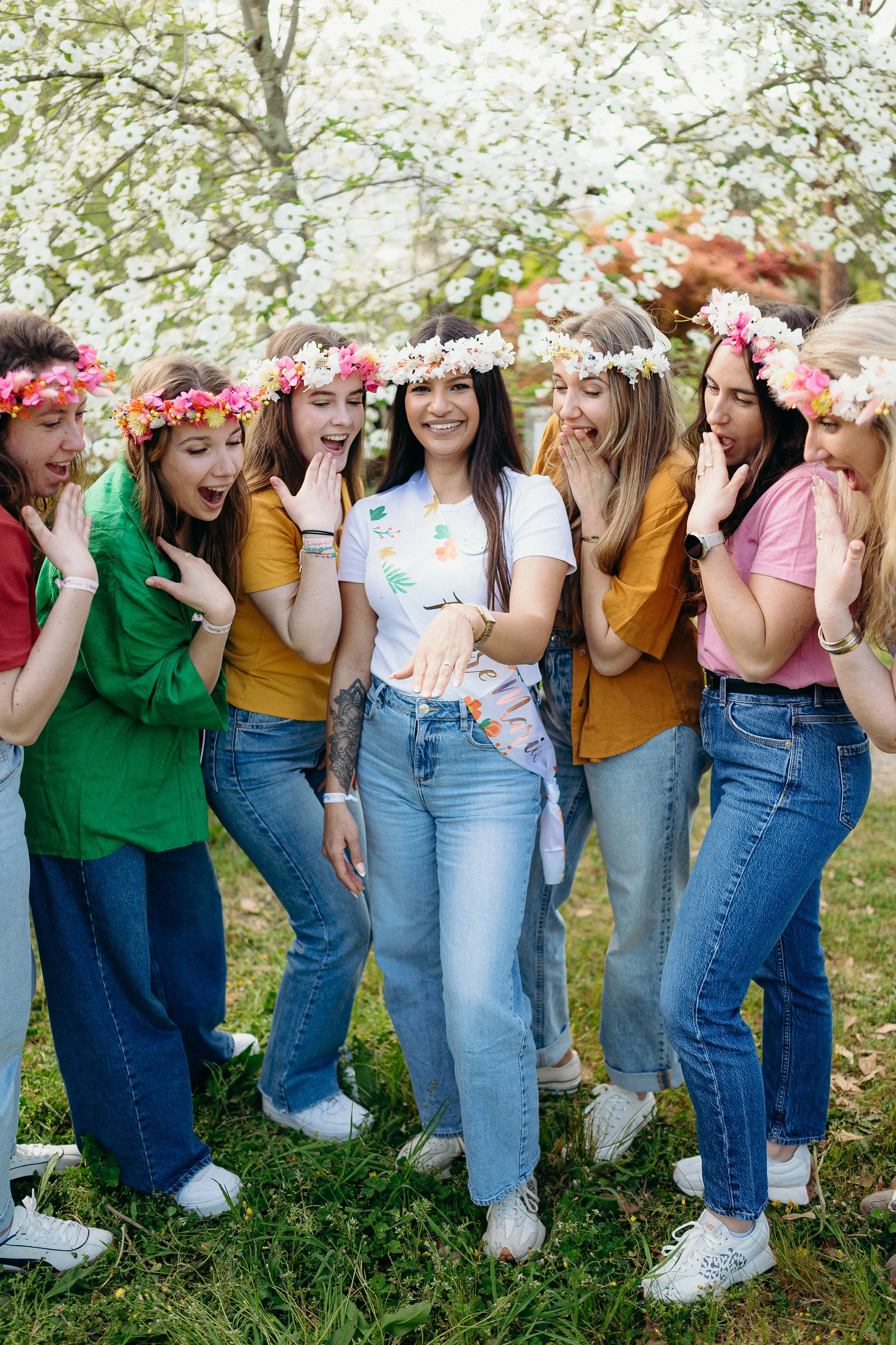 Séance photo EVJF à Bordeaux avec un groupe de filles réunies autour de la mariée