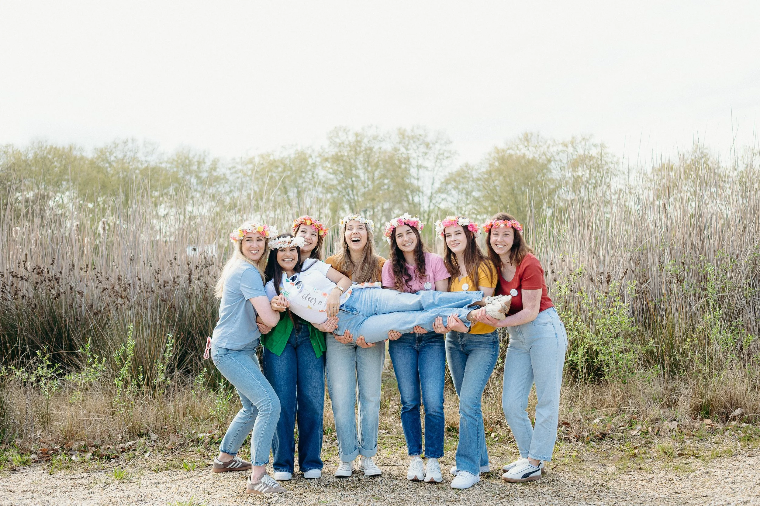 Shooting photo EVJF au jardin botanique de Bordeaux avec des amies rassemblées et souriantes