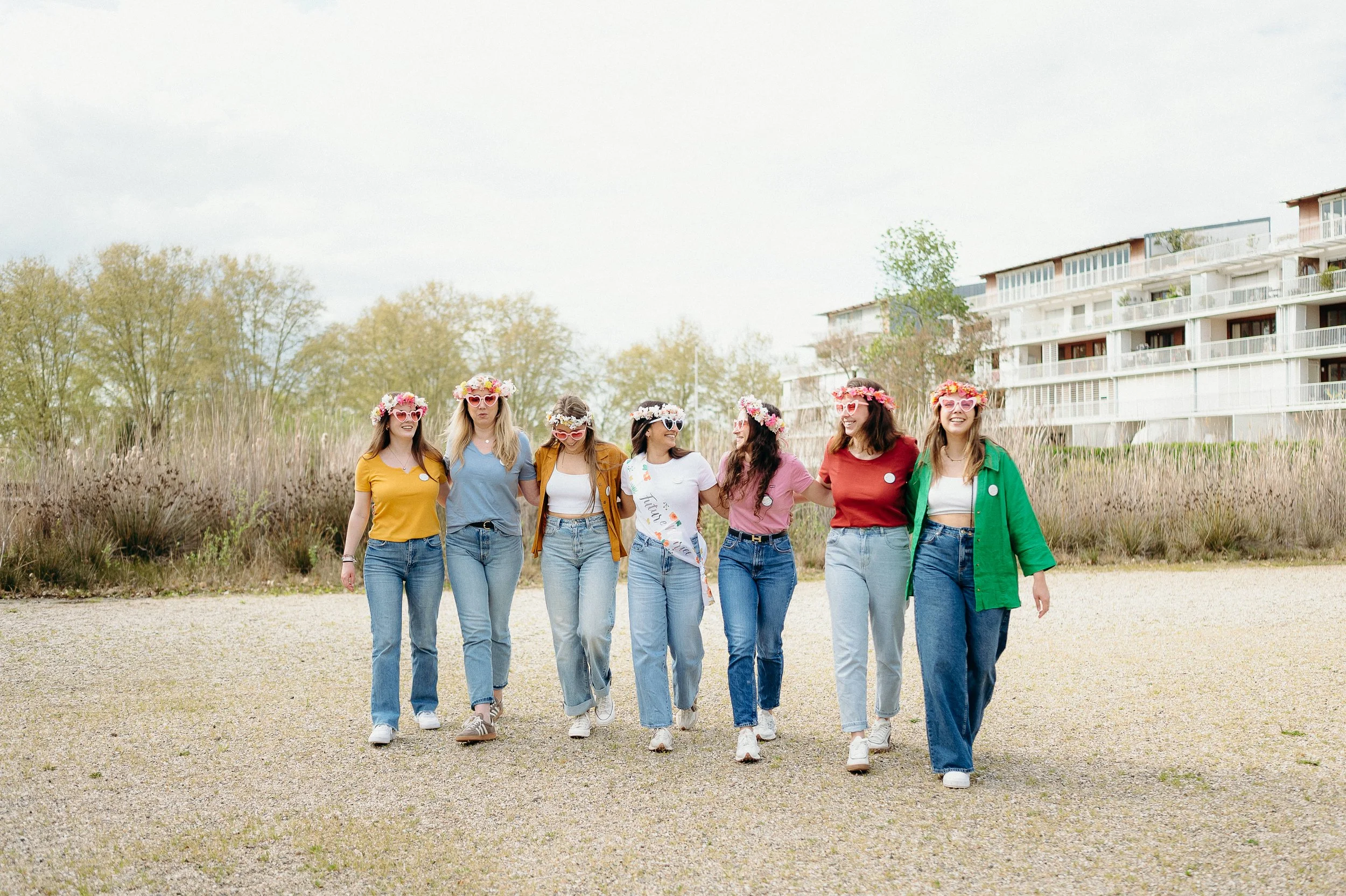 Groupe de filles marchant ensemble lors d’un shooting photo EVJF au jardin botanique de Bordeaux sur la rive droite
