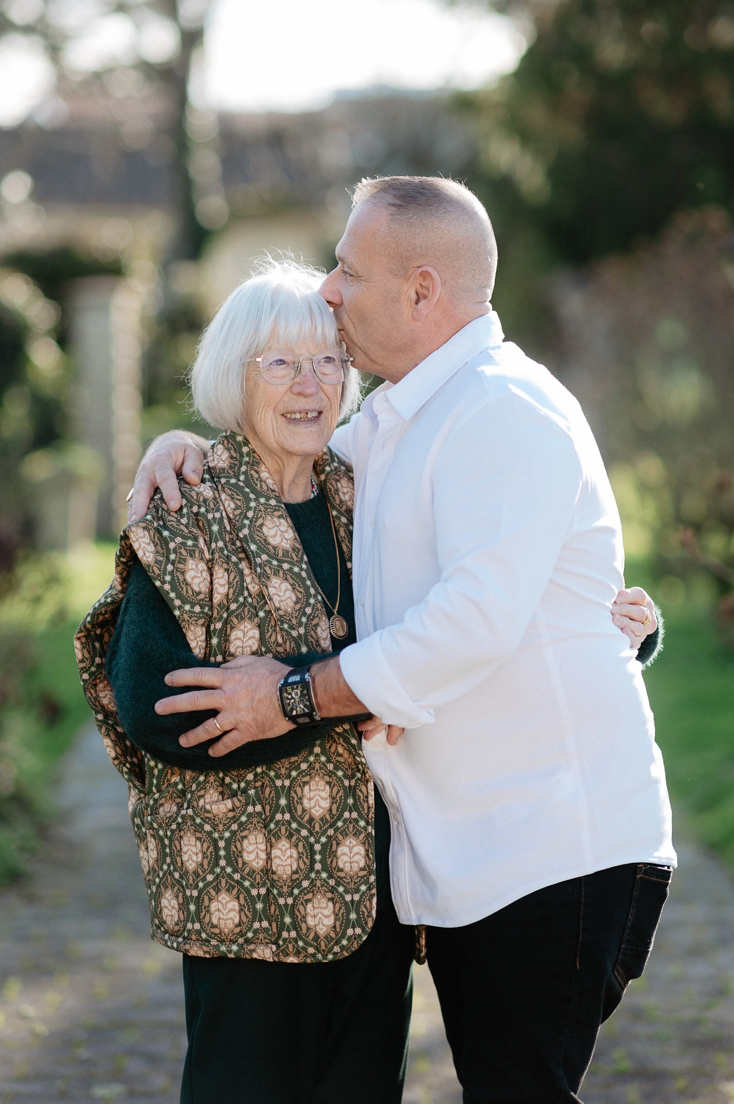 Séance photo famille à Bordeaux capturant un moment tendre entre une grand-mère et son fils adulte