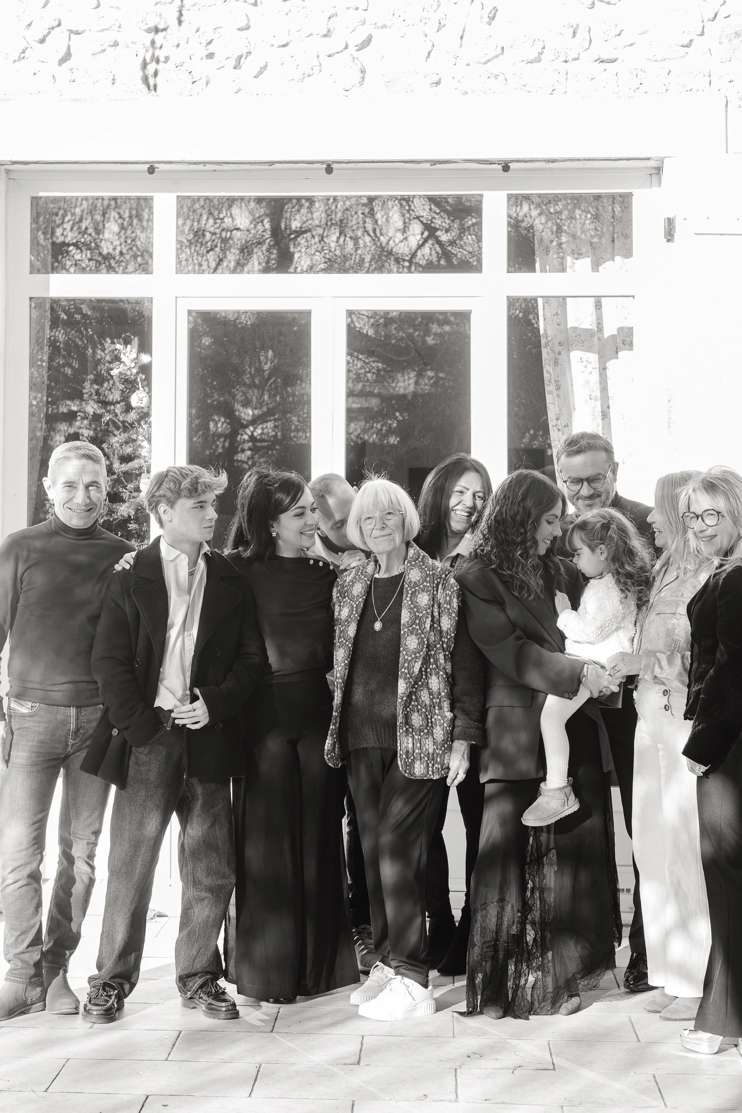 Séance photo famille adulte à Bordeaux en noir et blanc lors d’un moment convivial en intérieur