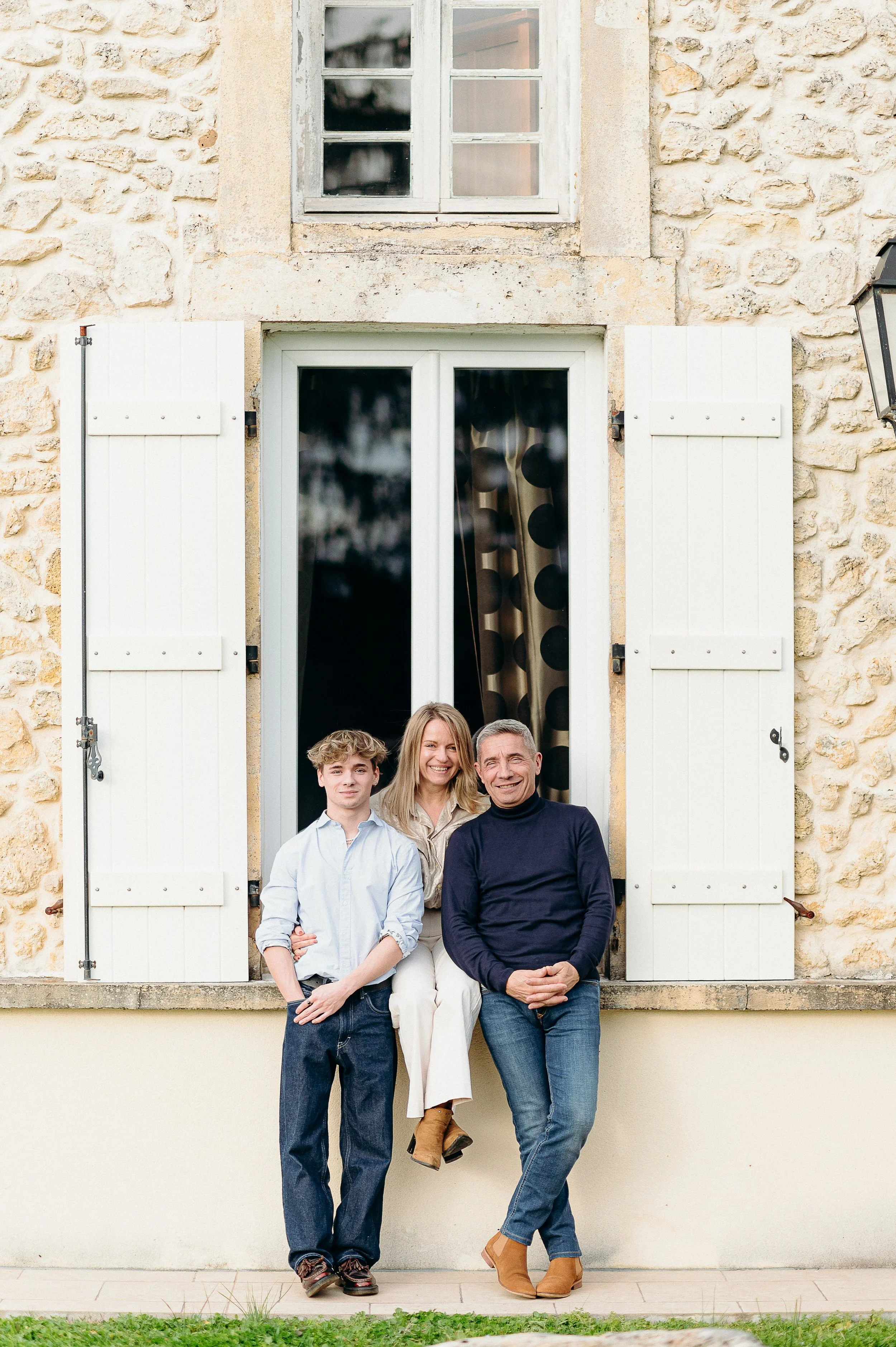 Photos de famille à Bordeaux avec plusieurs générations réunies devant la maison lors d’une réunion familiale