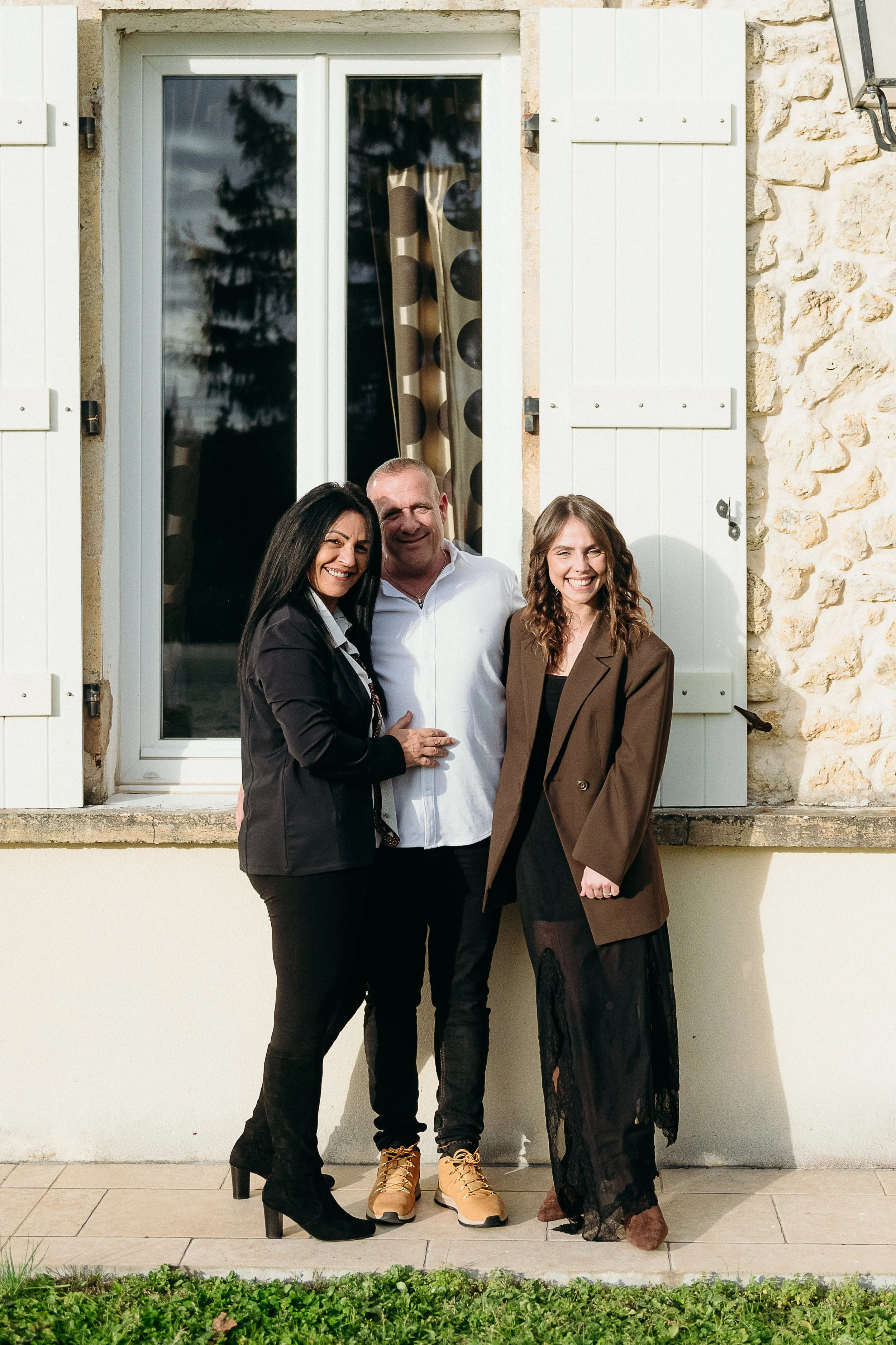 Photographe famille à Bordeaux réalisant un portrait de couple adulte devant la maison de famille