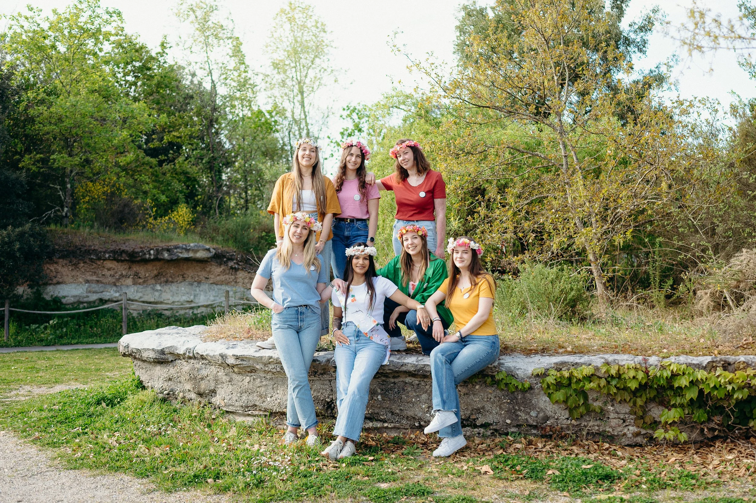 Shooting photo EVJF au jardin botanique de Bordeaux avec des amies installées sur un muret en pierre