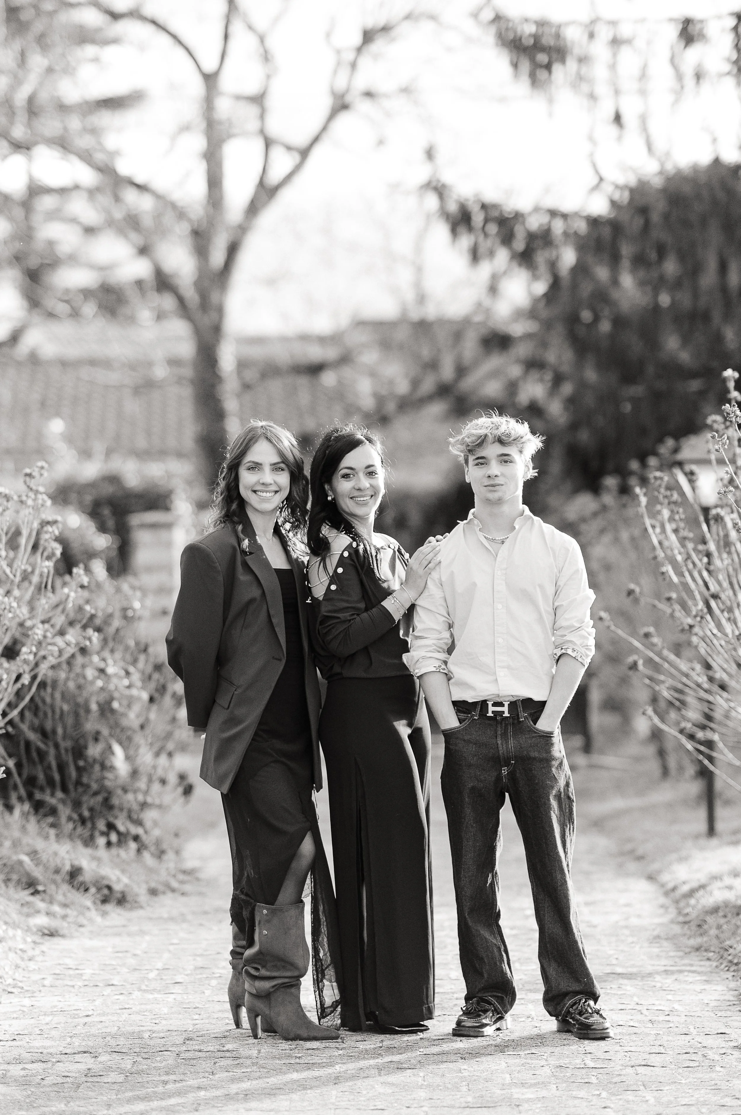 Photos de famille adulte à Bordeaux en noir et blanc avec une fratrie réunie naturellement