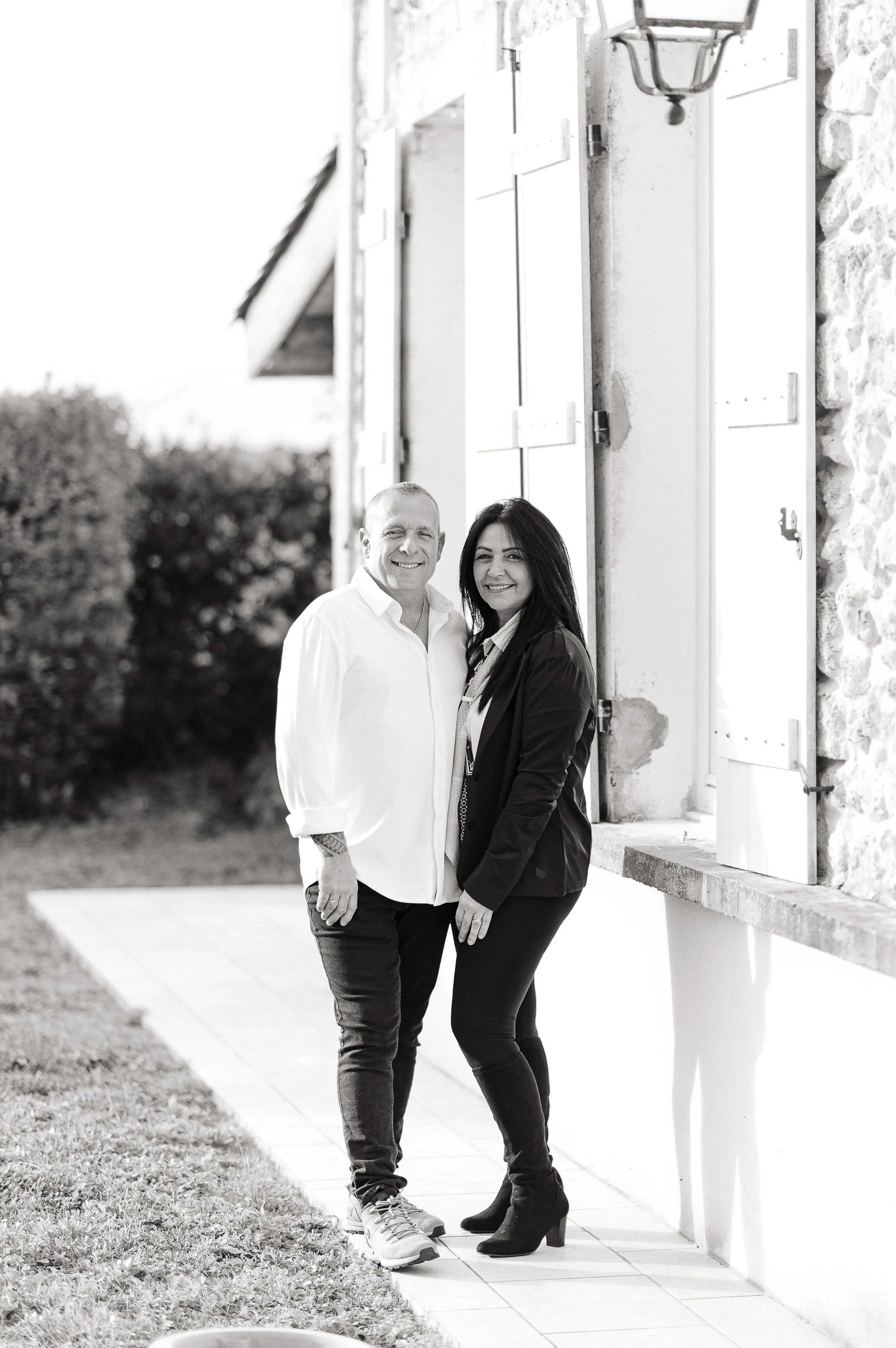 Photographe famille à Bordeaux réalisant un portrait de couple adulte en extérieur