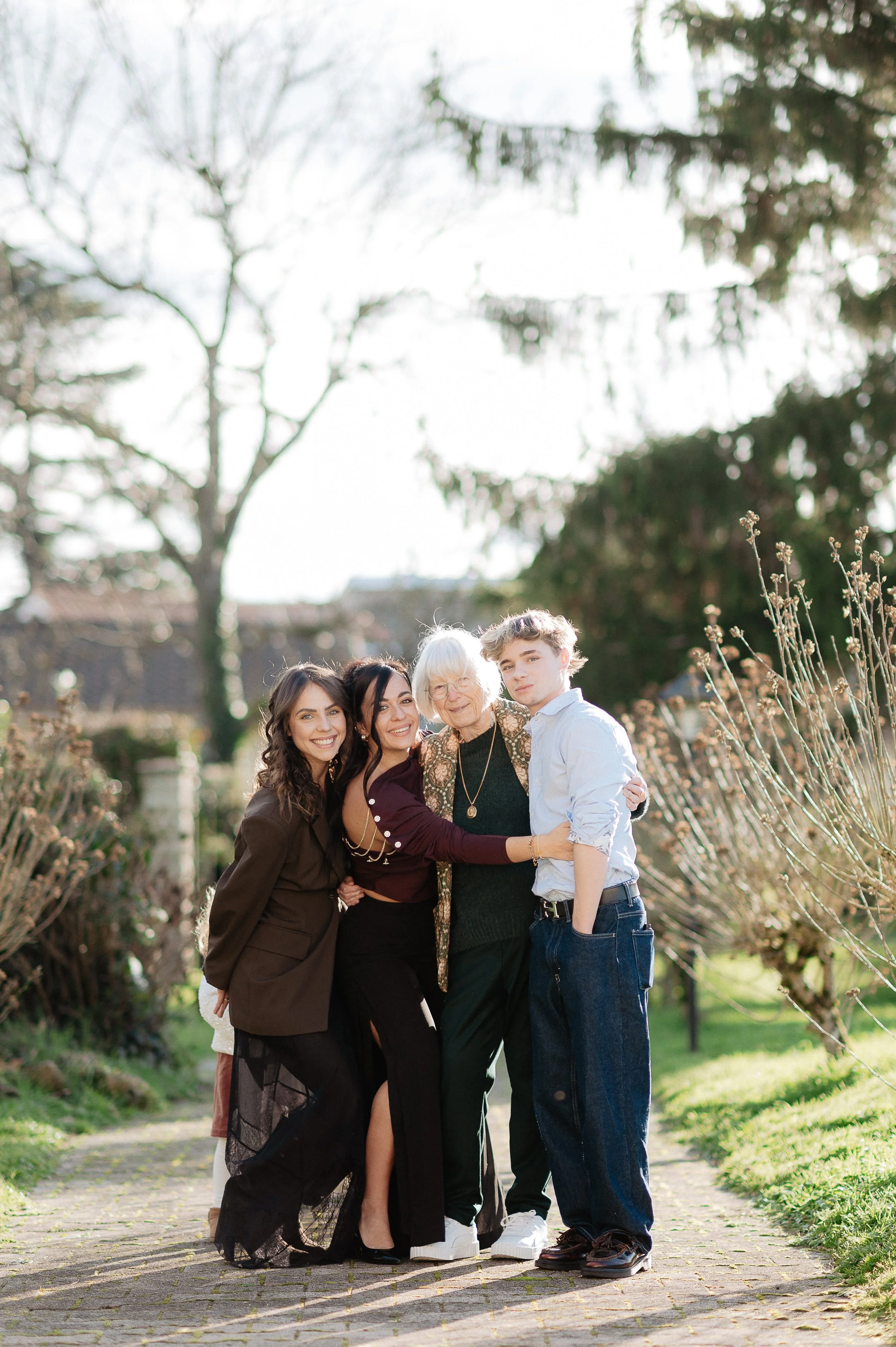 Photographe famille à Bordeaux réalisant un portrait de famille adulte lors d’une réunion familiale