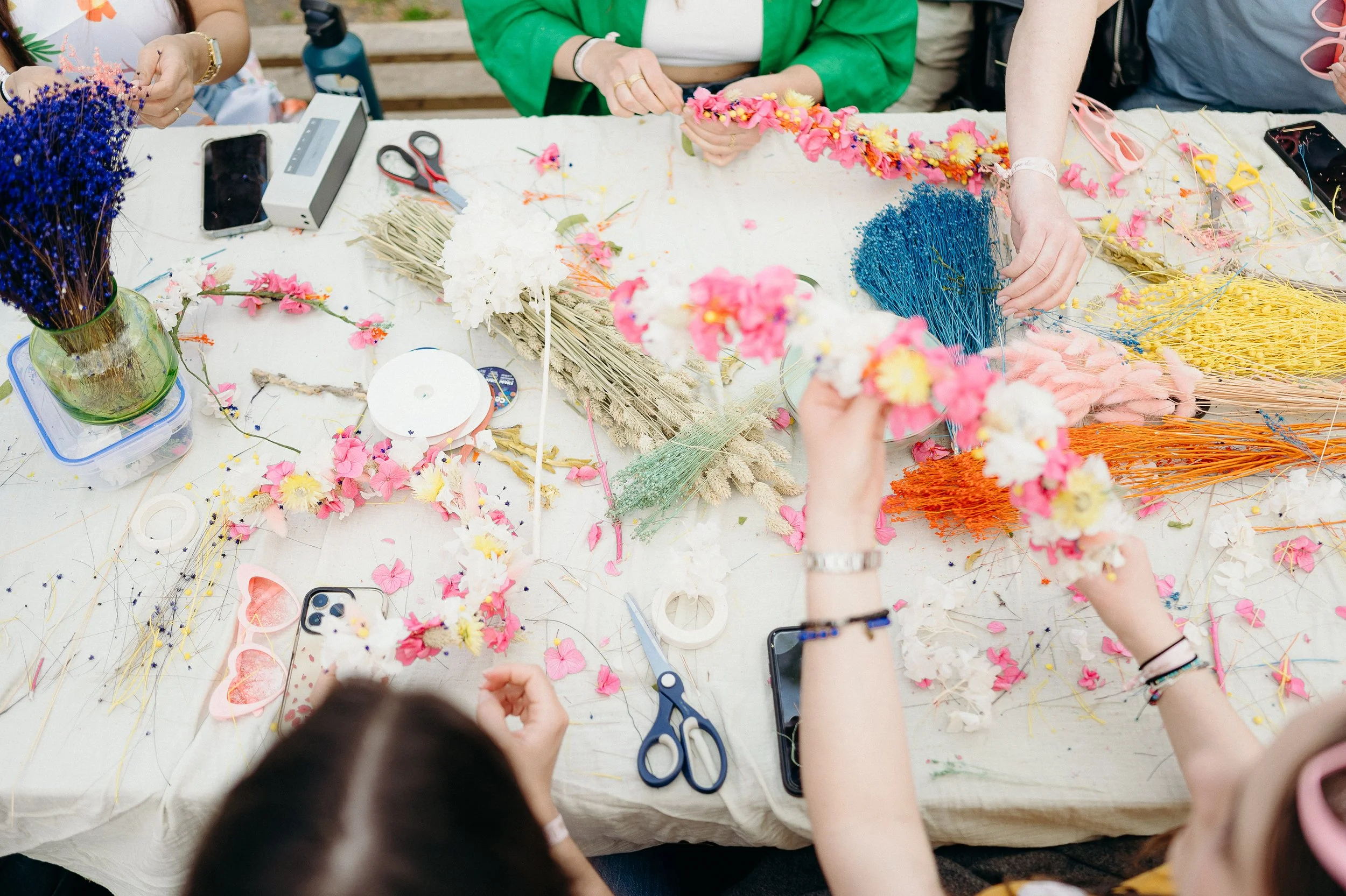 Séance photo EVJF à Bordeaux avec atelier de couronnes de fleurs avant le shooting, moment créatif entre copines