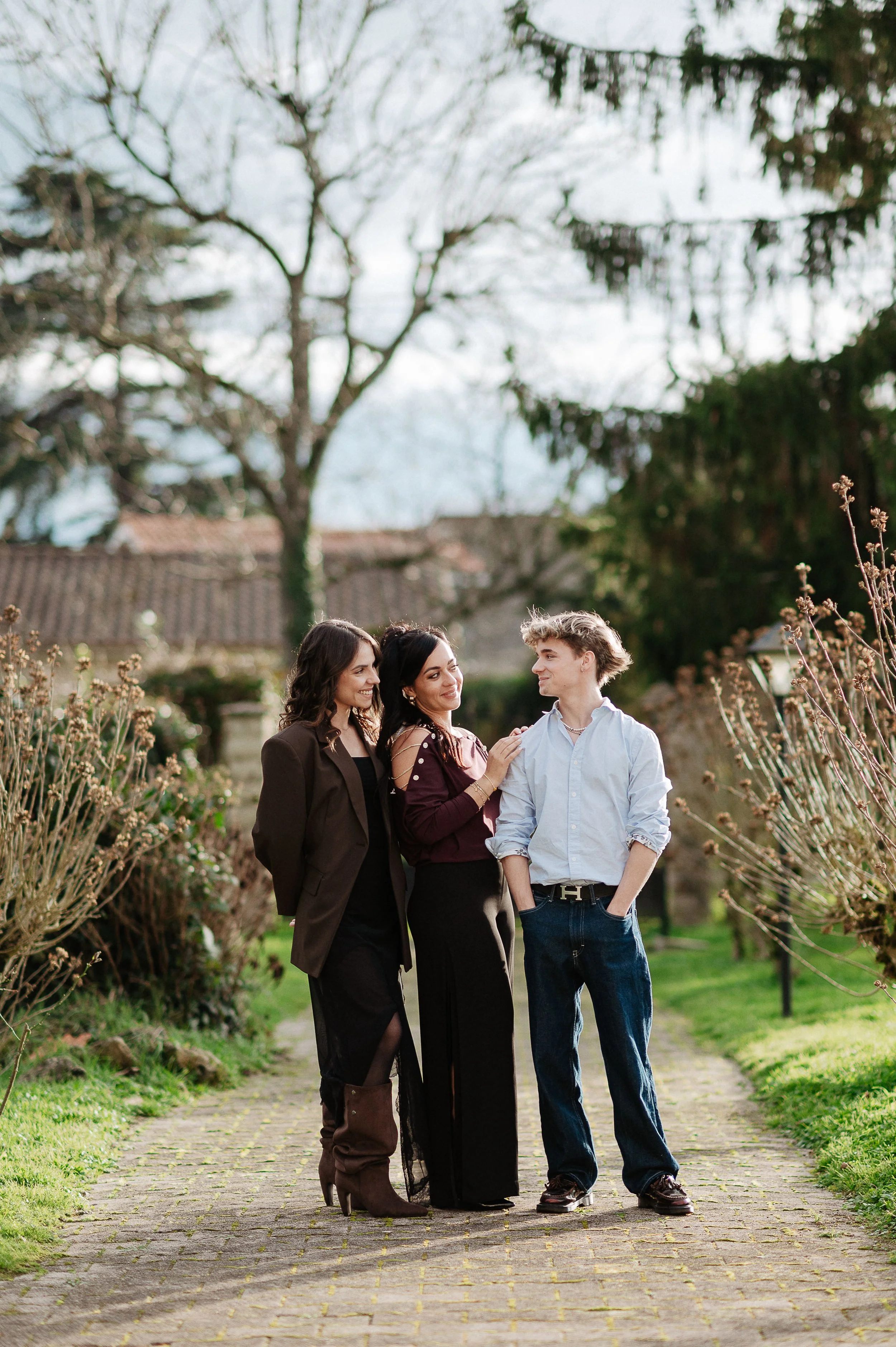 Séance photo famille à Bordeaux avec une fratrie adulte réunie dans le jardin lors d’une réunion de famille