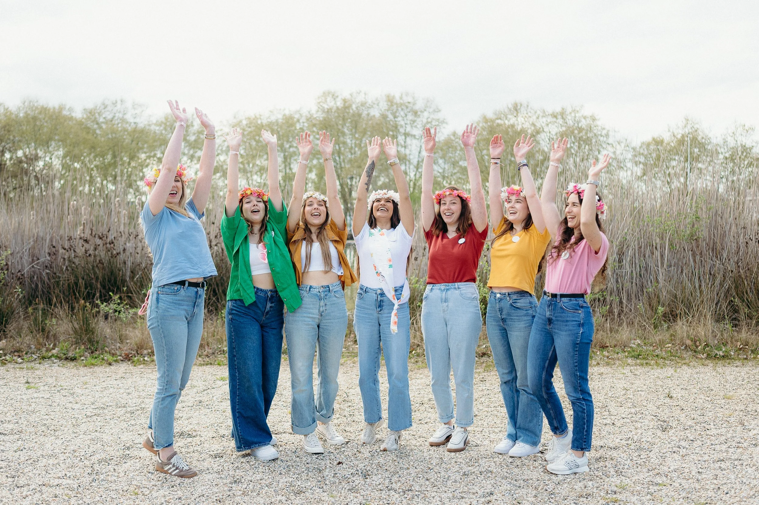 Séance photo EVJF à Bordeaux avec un groupe de filles levant les bras lors d’un moment joyeux au jardin botanique