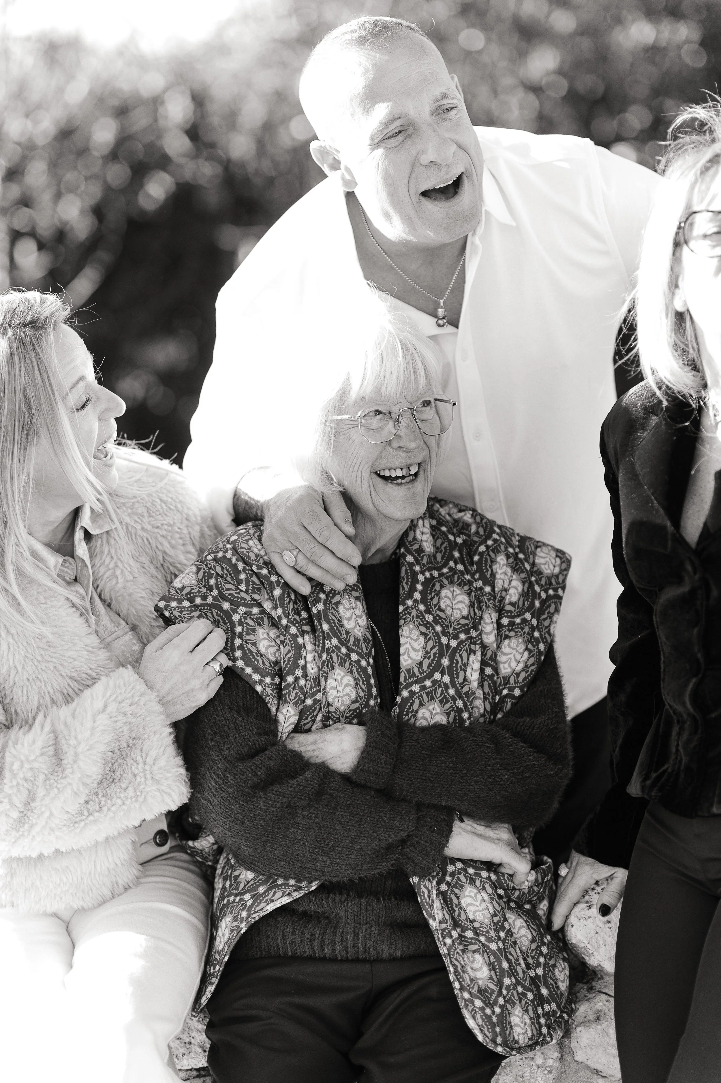 Photographe famille à Bordeaux capturant un moment de rire et de tendresse entre plusieurs générations