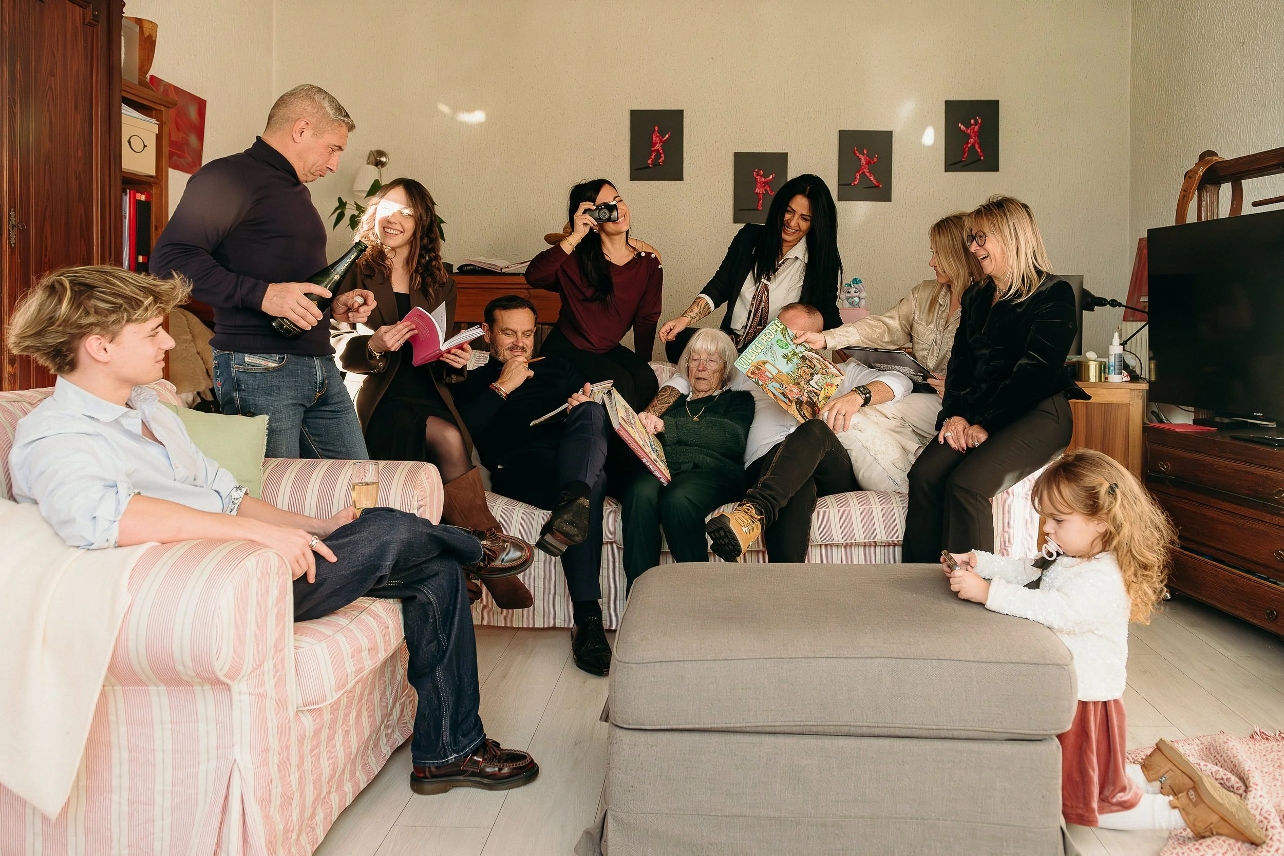 Photographe famille à Bordeaux capturant un moment tendre et spontané entre femmes de la même famille